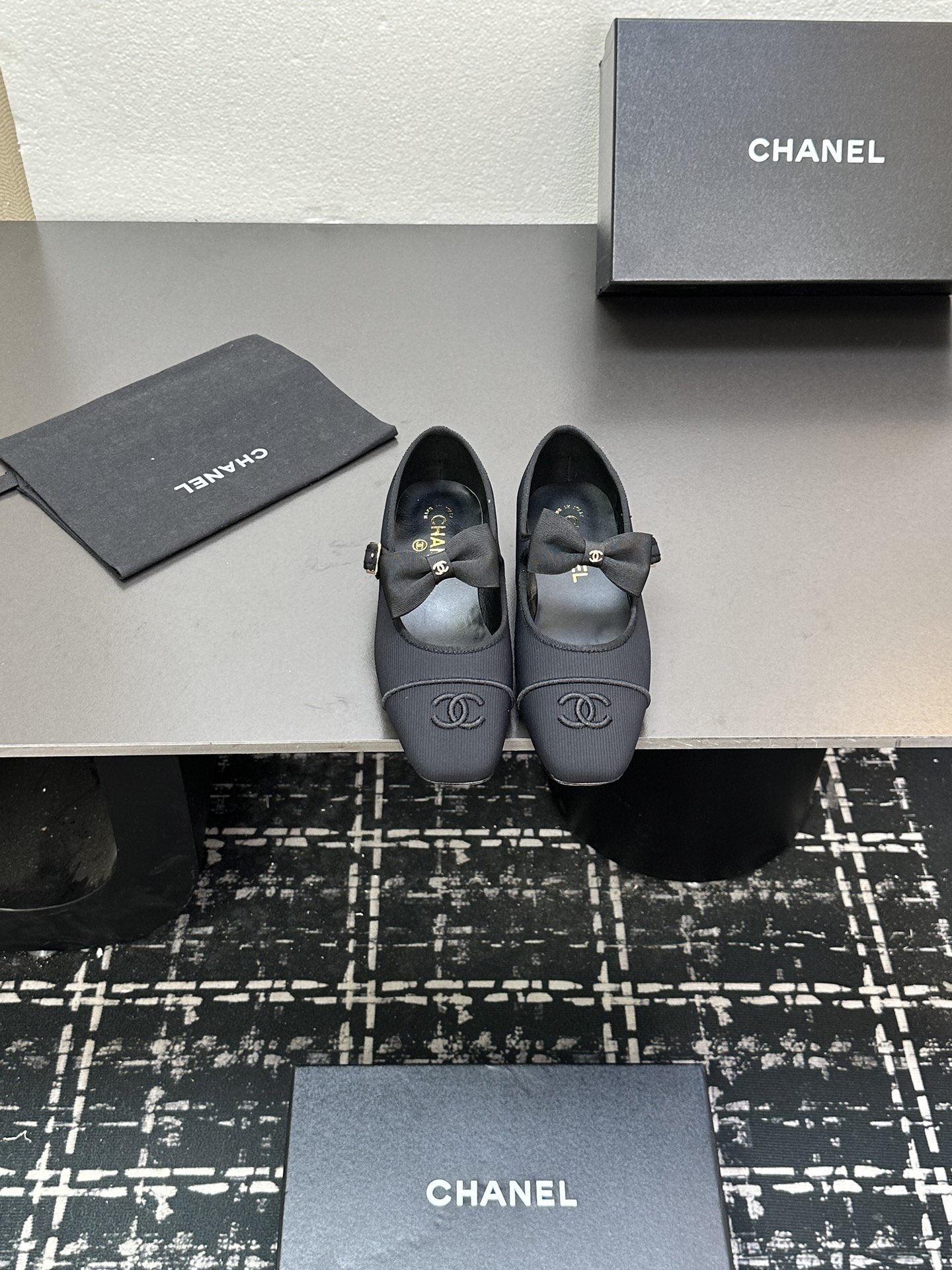 NO:414978,2025★★★★★★ Many celebrities are here to watch, a versatile series that domestic and foreign bloggers are popular. A must-have for spring and summer wardrobe matching. The first choice for sandals. Diamond design exclusive to Xiangjia. Upper fabric. Inner: imported crystal sheepskin inner lining. Original mold-open custom leather sole. Shoe size: 35-39 (40, 41, custom-made, no return or exchange) Delivery luxury latest counter synchronous packaging, Mary Zhen, Chanel, Mary jane, sheepskin, Leather soles198609092025★★★★★ 众多明星网红上脚,国内外博主刷爆的一个百搭系列,春夏衣橱搭配必备 凉拖首选.菱格设计香家专属 鞋面布面  内里: 进口水晶羊皮内里 大底原版开模定制真皮大底 鞋码: 35-39（40、41、定做不退换） 配送豪华最新专柜同步包装,玛丽珍,chanel,mary jane,sheepskin,Leather soles,Women's Shoes