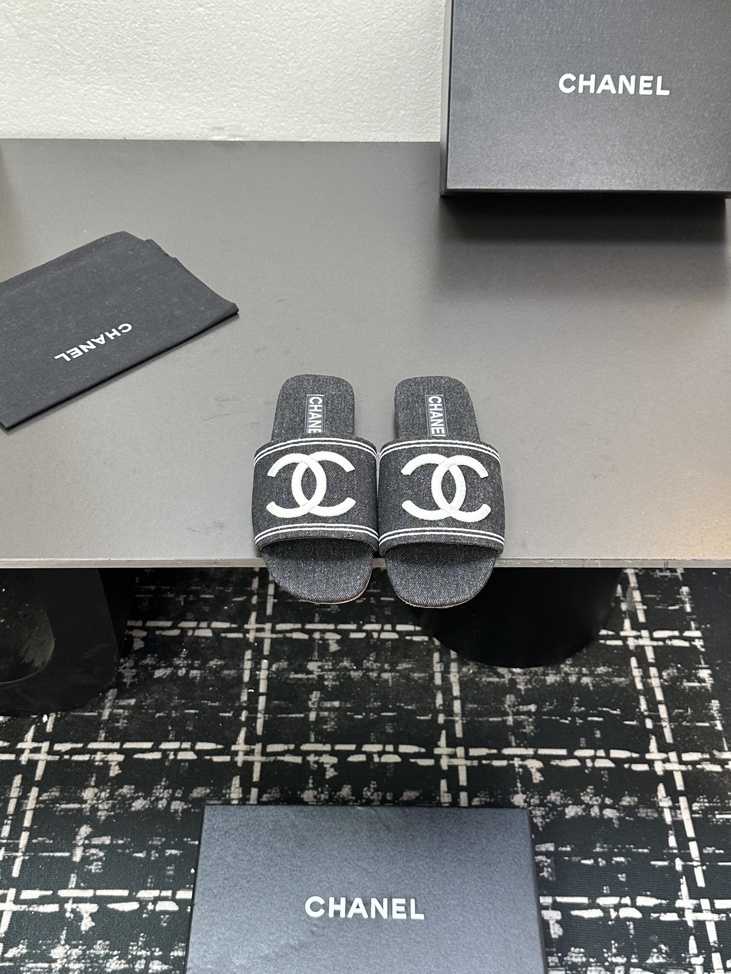 NO:414782,2025★★★★★★ Many celebrities are popular, a versatile series that domestic and foreign bloggers are popular. A must-have for spring and summer wardrobe matching. Sandals are the first choice. Upper sheepskin. Cloth inner lining: imported crystal sheepskin lining, original mold-open custom leather sole Shoe size: 35-39 (40, 41, custom-made, no return or exchange) Delivery luxury latest counter synchronous packaging, slippers, sandals, slippers, sheepskin, Leather soles198609092025★★★★★ 众多明星网红上脚,国内外博主刷爆的一个百搭系列,春夏衣橱搭配必备 凉鞋首选. 鞋面羊皮.布面  内里: 进口水晶羊皮内里 大底原版开模定制真皮大底 鞋码: 35-39（40、41、定做不退换） 配送豪华最新专柜同步包装,拖鞋,sandals,slippers,sheepskin,Leather soles,Women's Shoes