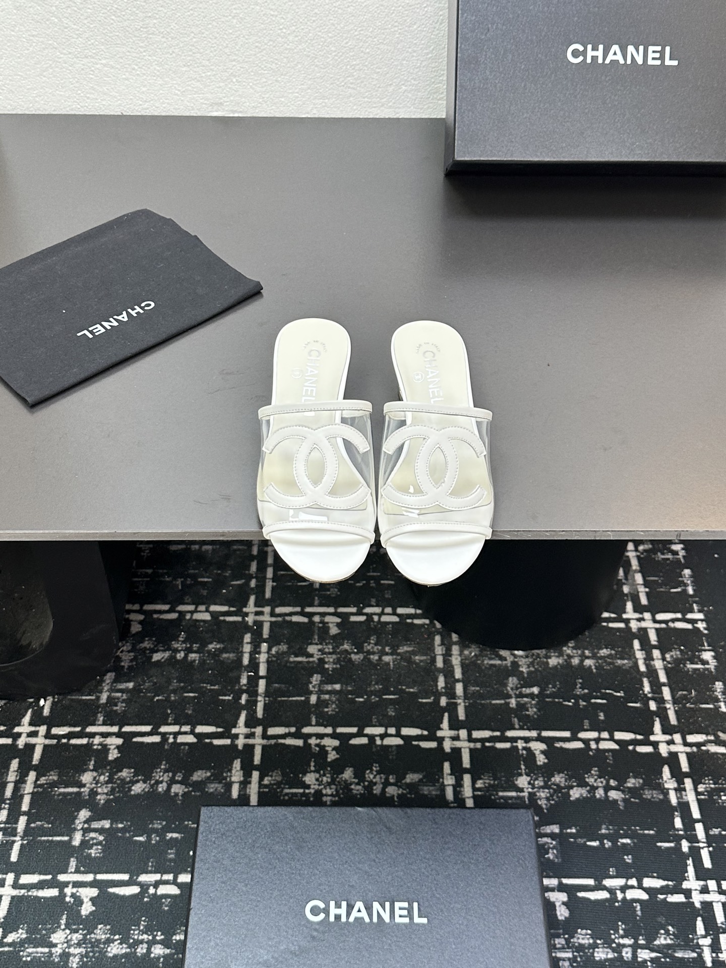 NO:414774,2025★★★★★★ Many celebrities are here to watch, a versatile series that domestic and foreign bloggers are popular. A must-have for spring and summer wardrobe matching. Sandals are the first choice. Inner: Imported transparent inner lining, original mold-open custom leather sole, Shoe size: 35-39 (40, 41, custom-made, no return or exchange) Delivery luxury latest counter synchronous packaging, slippers, sandals, slippers, Leather soles198609092025★★★★★ 众多明星网红上脚,国内外博主刷爆的一个百搭系列,春夏衣橱搭配必备 凉鞋首选.  内里: 进口透明内里 大底原版开模定制真皮大底 鞋码: 35-39（40、41、定做不退换） 配送豪华最新专柜同步包装,拖鞋,sandals,slippers,Leather soles,Women's Shoes