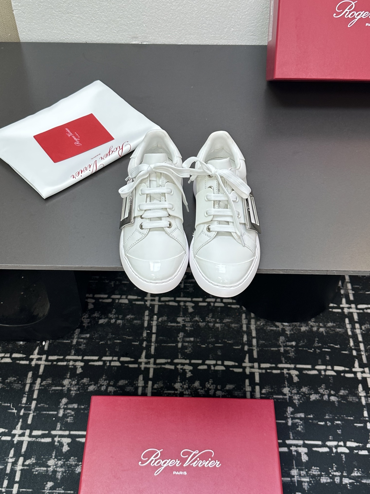 NO:411186,25 Spring and Summer new upgraded version laser punching Zhou Dongyu~Tang Yan~linda same style Dream Love Shoes RV Square Button White Shoes!  The light sports trend is coming, and a young lady who wants to increase her height is very suitable for this one!  Perfect stretched leg lines Original replica, super positive style, perfect workmanship details, very comfortable and elegant and versatile. Original mold opening (not the ordinary version of the market) Original custom foamed sole Material: Original custom cowhide upper, imported breathable sheepskin inner lining, hardware original 11 mold opening diamond buckle, size 35-40 sizes 40 customized styles (all series are made) Travel ~ driving ~ must-have casual styles for sports., casual shoes/sports shoes, sneakers, cowhide, sheepskin1986090925春夏新款升级版本激光冲孔周冬雨~唐嫣~linda同款 梦中情鞋RV方扣小白鞋！轻运动风潮来袭,想要增高的小姐姐非常适合这款！完美拉伸腿部线条 原版复刻 版型超正 做工细节完美 ,上脚非常舒适 高雅百搭.原版开模（不是市场的普通版本） 鞋底原版定制发泡大底 材质:原版定制牛皮鞋面 内里进口透气羊皮内里 五金原版11开模钻扣 码数35-40码 40定制款式（全系列做齐） 旅游~开车~运动必备休闲款.,休闲鞋/运动鞋,sneakers,cowhide,sheepskin,Women's Shoes