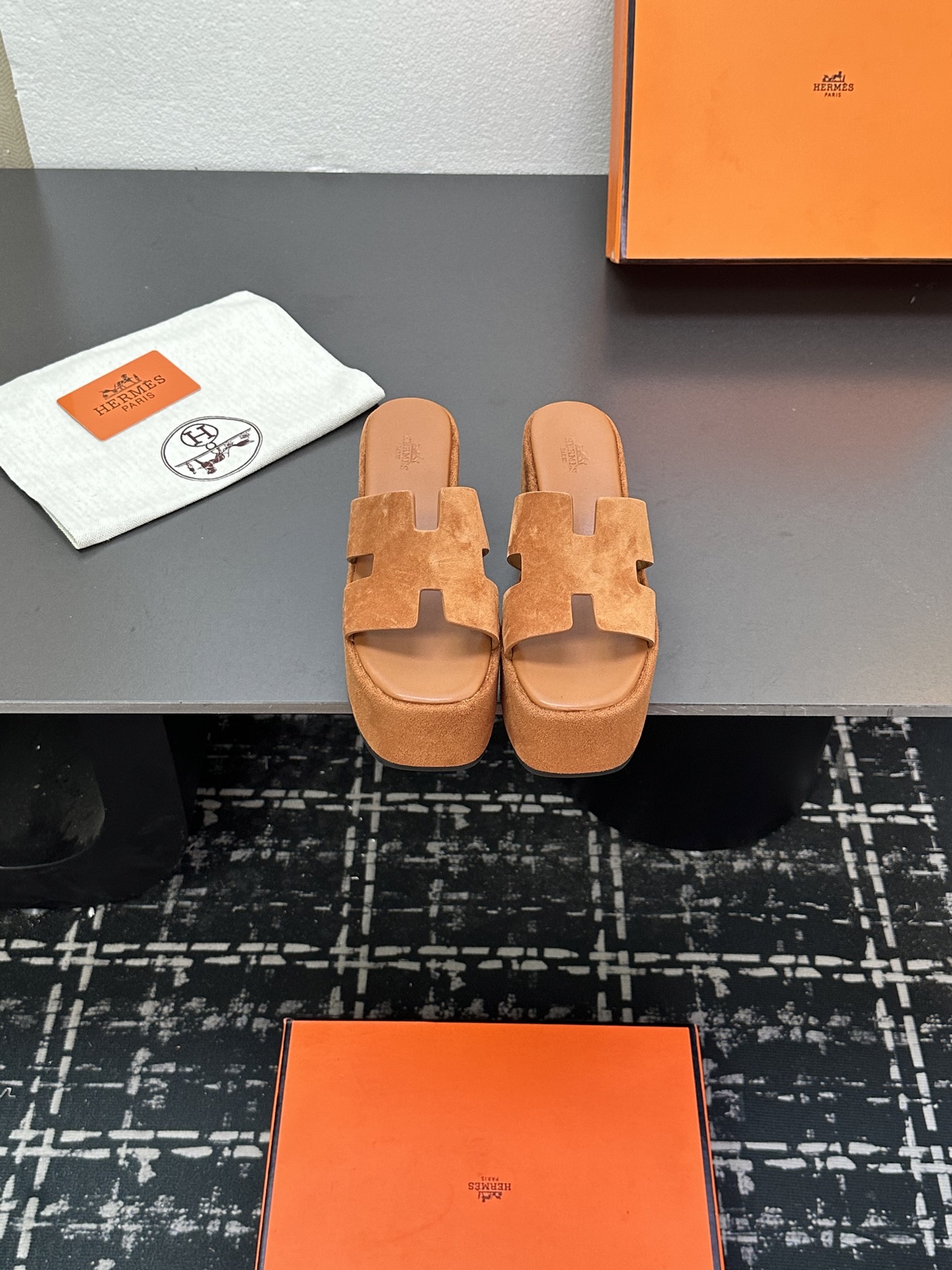 NO:411180,Hermès/Hermès classic waterproof platform slope heel thick-soled sandals ———————— Extremely retro design, strong exotic style, full of fashionable feeling, and accent on your feet. Simple styles are great if you match them with a high-end feel. It is hard not to like versatile colors and smooth lines!  The fabric is imported Yangjing/cowhide. The inner foot pads are all lambskin. Italian imported cowhide outsole. Heel height 7cm Size35-39 (customized by 40/41/42), high heels slippers, hermes, hermes, sandals, high heels, slippers, cowhide, sheepskin, sheep19860909Hermès/爱马仕经典防水台坡跟厚底凉鞋 —————————— 极约复古的设计 浓厚的异域风情 时髦感十足、随便上脚都很有腔调 简简单单的款式随便搭配一下高级感就很棒 百搭的颜色流畅的线条很难不爱！ 面料采用进口羊京/牛皮 内里垫脚均为小羊皮 意大利进口牛皮大底 跟高7cm Size35-39(40/41/42定制）,高跟鞋拖鞋,hermes,hermes,sandals,high heels,slippers,cowhide,sheepskin,sheep,Women's Shoes