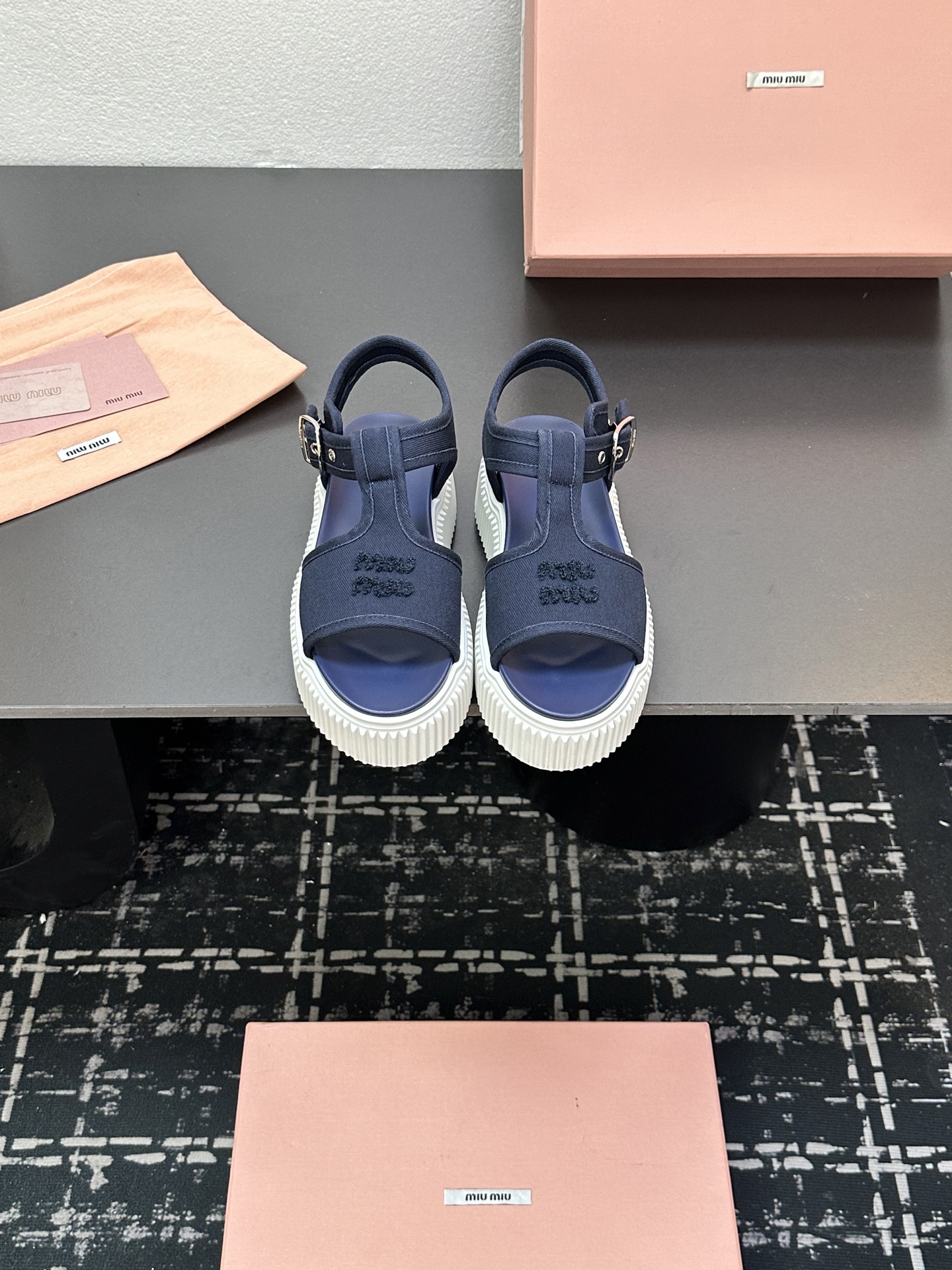 NO:411173,MiuMiu Miu Latest style Velcro canvas thick sole biscuit shoes casual sports shoes Original purchase and development Making goods Timeless tannin draws charming Miu Miu style to create new sports shoes. The silk screen printing logo on the shoe tongue creates exquisite contrast and adds iconic elements. The thick sole design defines avant-garde modern style. Exquisite packaging. Fabric: Original custom imported canvas material. Lift: Original custom imported canvas material. Outsole: Original open mold-proof rubber outsole. Sole thickness: 4.5CM Size: Women's model 35-40, sandals, miumiu, sandals, sneakers19860909MiuMiu缪缪 最新款 魔术贴 帆布 厚底 饼干鞋 休闲 运动鞋 原版购入开发 做货 隽永丹宁汲取迷人Miu Miu风格,造就新款运动鞋.鞋舌丝网印刷徽标营造精致对比,平添标志性元素.厚底设计定义前卫的现代风格 配送精美包装 面料: 原版定制进口帆布材质 内里: 原版定制进口帆布材质 大底: 原版开模防滑橡胶大底 底厚: 4.5CM Size: 女款35-40,凉鞋,miumiu,sandals,sneakers,Women's Shoes