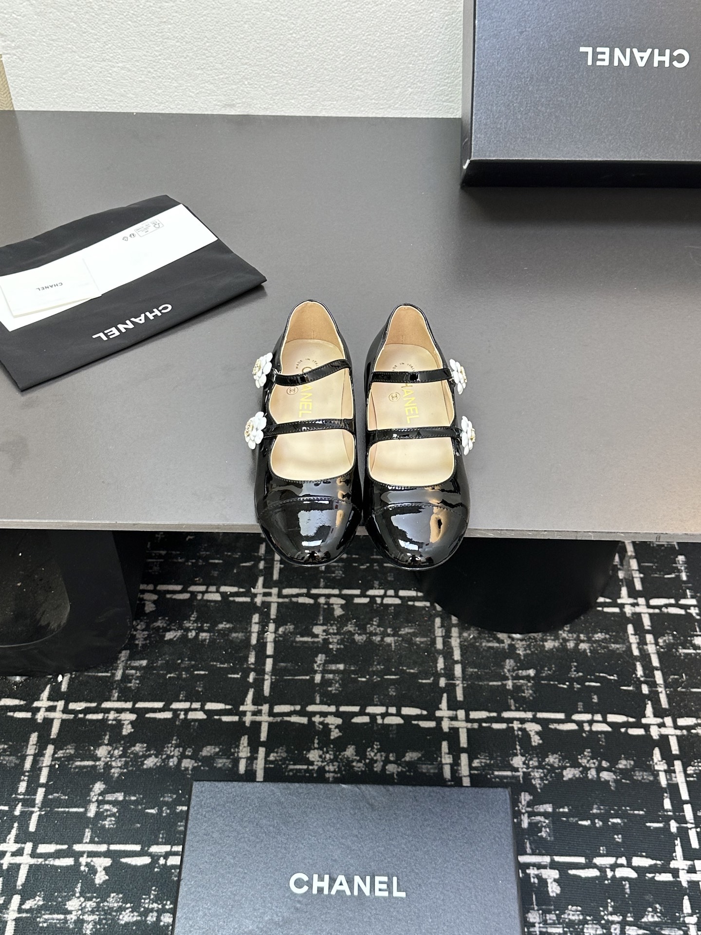 NO:414962,2025★★★★★★ Many celebrities are here to watch, a versatile series that domestic and foreign bloggers are popular. A must-have for spring and summer wardrobe matching. Sandals are the first choice. Inner: Imported transparent inner lining, original mold-open custom leather sole, Shoe size: 35-39 (40, 41, custom-made, no return or exchange) Delivery luxury latest counter synchronous packaging, Mary Zhen, sandals, mary jane, Leather soles198609092025★★★★★ 众多明星网红上脚,国内外博主刷爆的一个百搭系列,春夏衣橱搭配必备 凉鞋首选.  内里: 进口透明内里 大底原版开模定制真皮大底 鞋码: 35-39（40、41、定做不退换） 配送豪华最新专柜同步包装,玛丽珍,sandals,mary jane,Leather soles,Women's Shoes