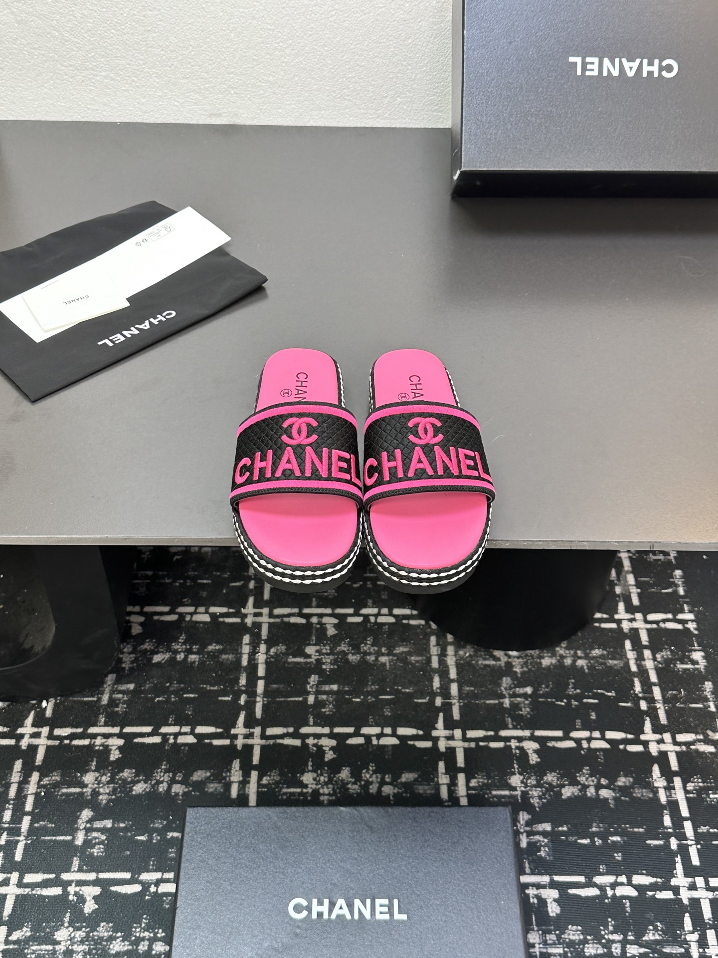 NO:414970,Chanel Chanel's new embroidered flat-soled slippers, classic vacation style, double C logo embroidery simple and refreshing, versatile items, rubber sole, size 35-39 (40 41 custom made), slippers, chanel, chanel, slippers19860909Chanel香奈儿新款刺绣平底懒人拖鞋 经典度假风 双Ｃ logo刺绣简约清爽 百搭单品 橡胶底,尺码35-39（40 41定做）,拖鞋,chanel,chanel,slippers,Women's Shoes