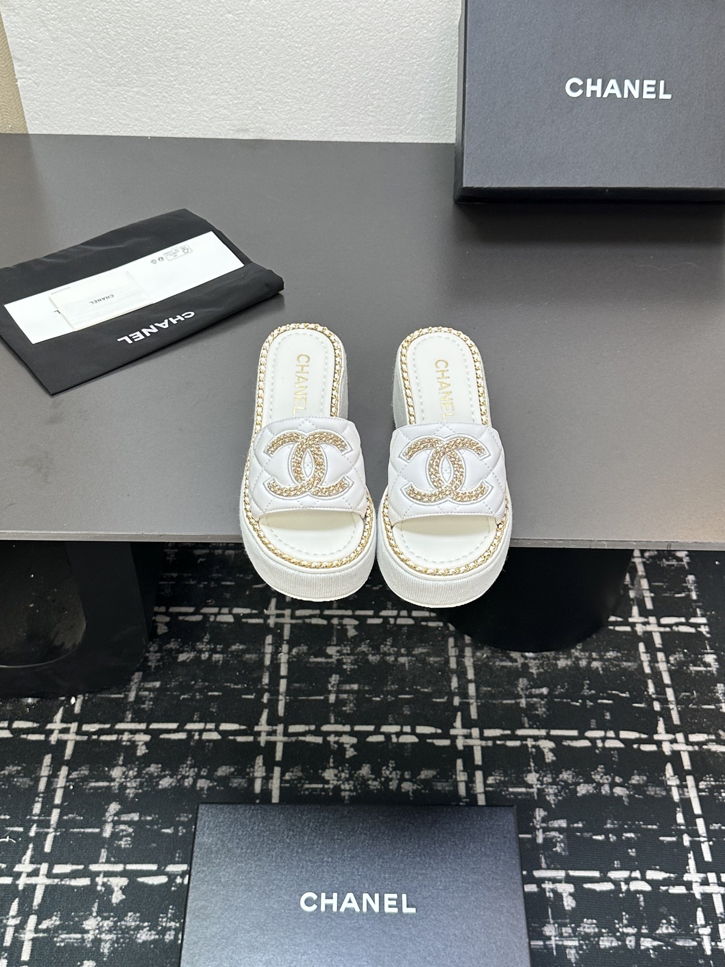 NO:414957,2025★★★★★★ Many celebrities are here to watch, a versatile series that domestic and foreign bloggers are popular. A must-have for spring and summer wardrobe matching. Sandals are the first choice. Upper sheepskin, silk lining: imported crystal sheepskin inner lining, original mold-open custom rubber sole Shoe size: 35-39 (40, 41, custom made without return) Delivery luxury latest counter synchronous packaging, slippers, sandals, slippers, sheepskin, silk fabric198609092025★★★★★ 众多明星网红上脚,国内外博主刷爆的一个百搭系列,春夏衣橱搭配必备 凉鞋首选. 鞋面羊皮,绸缎  内里: 进口水晶羊皮内里 大底原版开模定制橡胶底 鞋码: 35-39（40、41、定做不退换） 配送豪华最新专柜同步包装,拖鞋,sandals,slippers,sheepskin,silk fabric,Women's Shoes