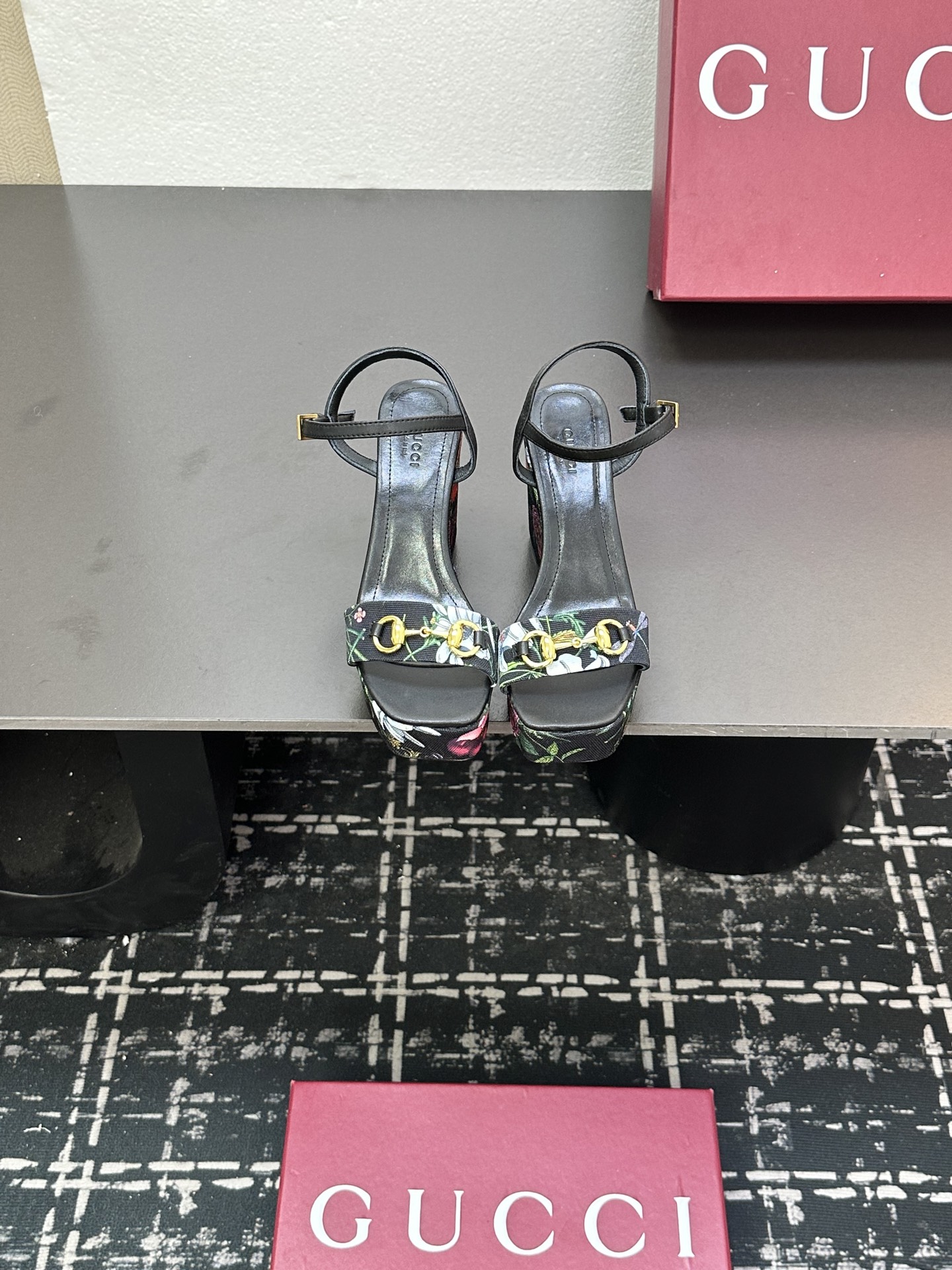 NO:414840,GUCCI Gucci 2025 spring new waterproof platform high heel thick sole sponge cake sole Gucci Guhentian high toe reveal sandals, this series interprets the new fashion charm, continues the super high heel design, and is favored by well-known overseas bloggers. Tens of millions of fans and bloggers are passionately interpreted by them, best-selling at home and abroad. It has been out of stock in China, top version. Candy color matching, each color is beautiful. Original printed fabric of face shoes, inner sheepskin, sole shoes original leather sole 10cm high back water platform height 3cm high Size 35-42 (41 42 orders) Packaging GUCCI full set of original packaging, high heels sandals, gucci, gucci, sandals, high heels, sheepskin, Leather soles19860909GUCCI 古奇2025春季款新防水台高跟厚底松糕底 古驰古恨天高趾露凉鞋 ,此系列演绎全新时尚魅力 延续超高跟设计,深得海外知名博主青睐 千万粉丝博主倾情演绎,畅销海内外 国内已经断货,顶级版本 糖果色配色,每个颜色都是绝美 面鞋原版印花布 里内羊皮 底鞋原版真皮大底 后水台高10cm 前水台高3cm 码数 35-42（41 42订） 包装GUCCI全套原包版装,高跟鞋凉鞋,gucci,gucci,sandals,high heels,sheepskin,Leather soles,Women's Shoes