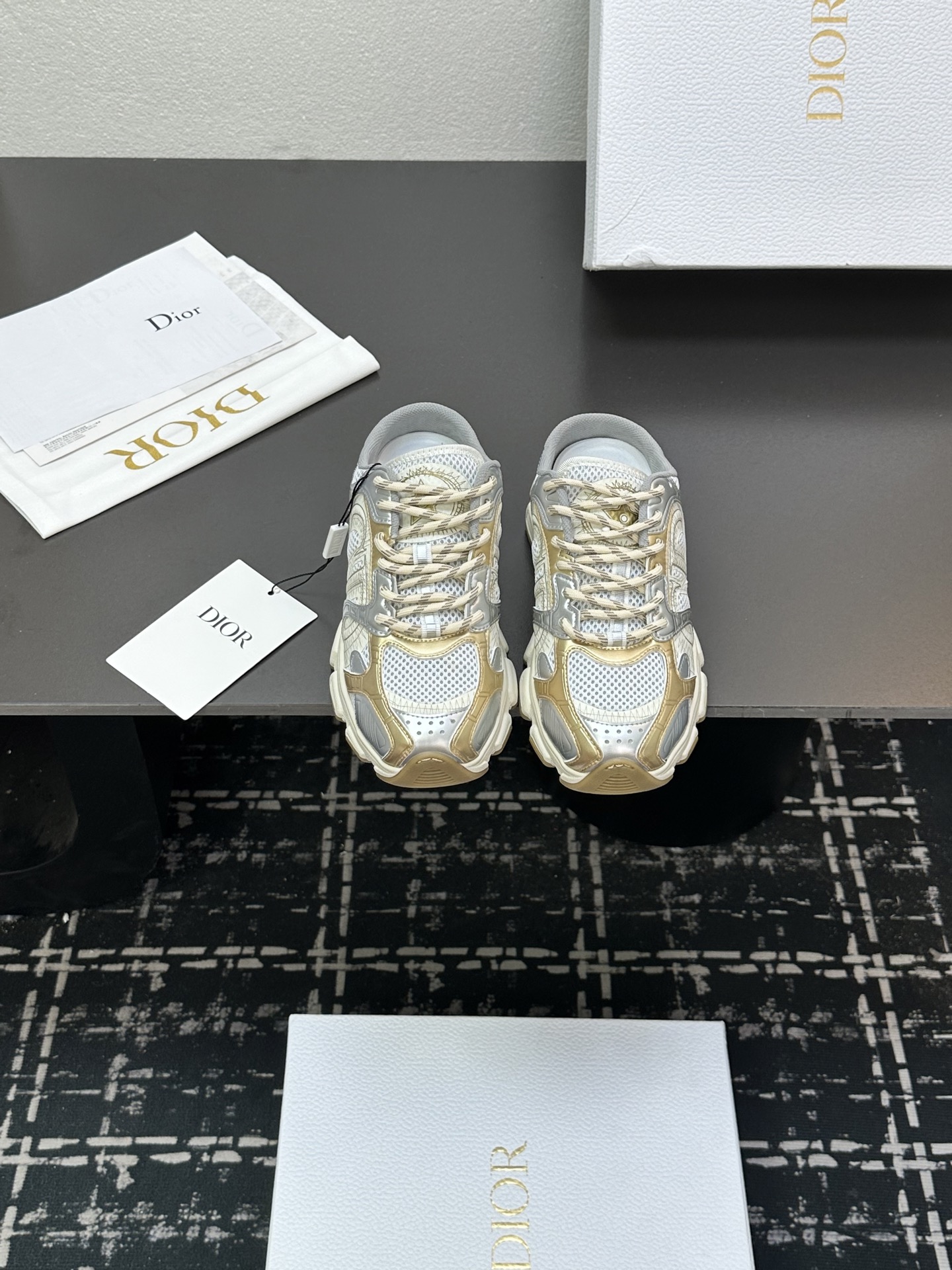 NO:414832,DIOR CHRONO DIO High-version. Original development of new TPU film super light and extremely soft combination sole. Sports style...sports shoes... dad shoes... super beautiful and amazing... celebrities and internet celebrities from all walks of life are putting on the feet... dazzling logos are classic and versatile all seasons... painting style sneakers that you can fall in love with at a glance; mix and match mesh painting art materials. CD logo outlined by thin lines on the side is unique... The quality is completely consistent with the counter. The configuration of the original packaging of the counter. SIZE35-40 (41 can be customized) 10 colors are used together, dad shoes semi-travel, dior, dior, sneakers19860909DIOR CHRONO 迪奥高版本. 原版开发全新TPU吸膜超轻极软组合大底. 运动风格…运动鞋..老爹鞋.. 上脚超美超赞..各路明星网红纷纷上脚..耀眼logo经典百搭四季皆宜..一眼就能爱上的绘画风格运动鞋；网面绘画艺术材质的混搭.侧面细线勾勒的CD logo别出心栽..细节满满… 品质完全与专柜一致..配置专柜原版包装. SIZE35-40（41可订做）10色同入,老爹鞋半拖,dior,dior,sneakers,Women's Shoes