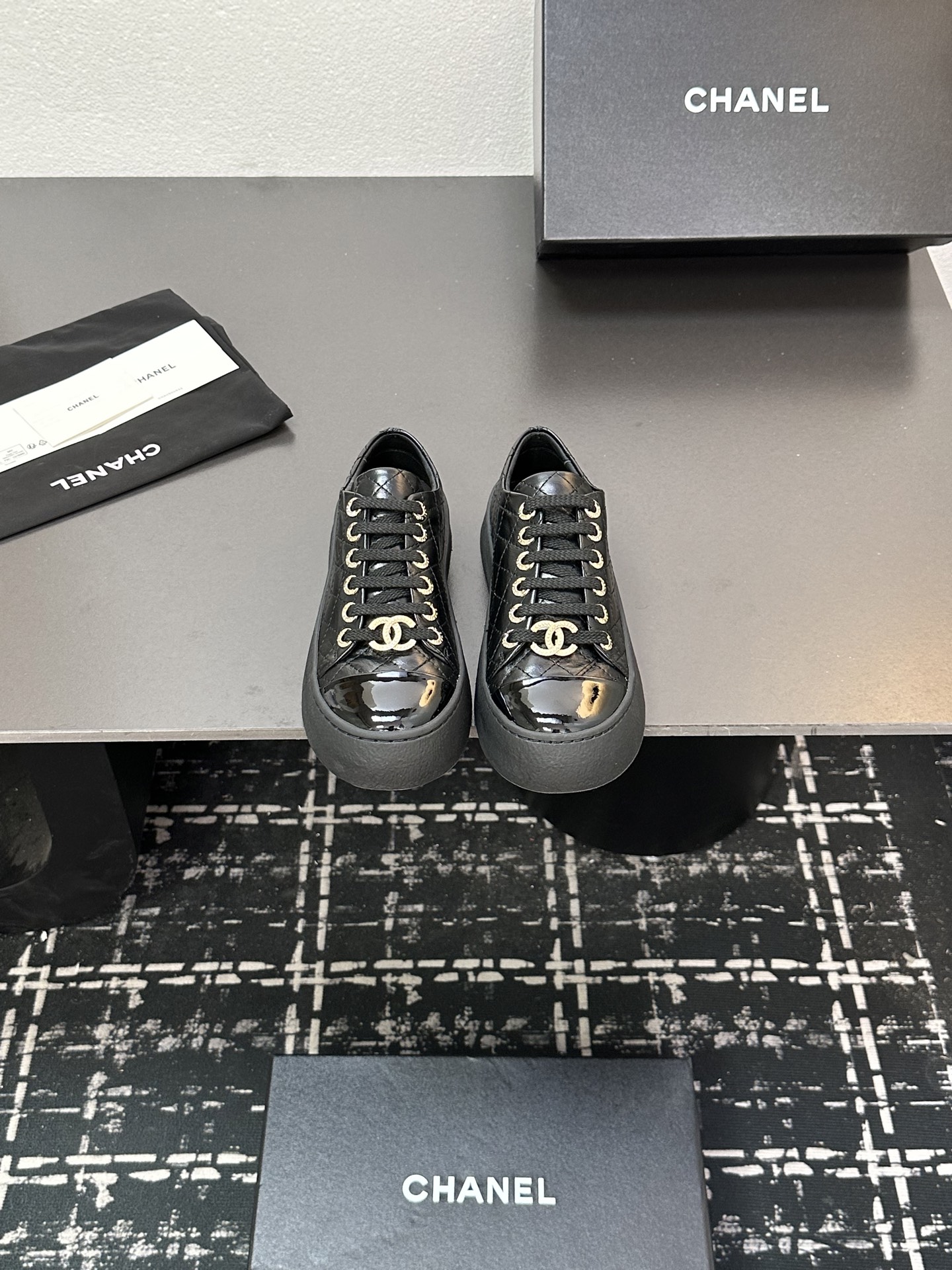 NO:415745,2025★★★★★★ Many celebrities are here to watch, a versatile series that domestic and foreign bloggers are popular. A must-have for spring and summer wardrobe matching. Sandals are the first choice. Upper cowhide inner lining: imported crystal sheepskin lining, original mold-open custom tpu sole, shoe size: 35-39 (40, 41, custom-made, no return or exchange) Delivery luxury latest counter synchronous packaging, casual shoes/sports shoes, sandals, sneakers, cowhide, sheepskin198609092025★★★★★ 众多明星网红上脚,国内外博主刷爆的一个百搭系列,春夏衣橱搭配必备 凉鞋首选. 鞋面牛皮  内里: 进口水晶羊皮内里 大底原版开模定制tpu大底 鞋码: 35-39（40、41、定做不退换） 配送豪华最新专柜同步包装,休闲鞋/运动鞋,sandals,sneakers,cowhide,sheepskin,Women's Shoes