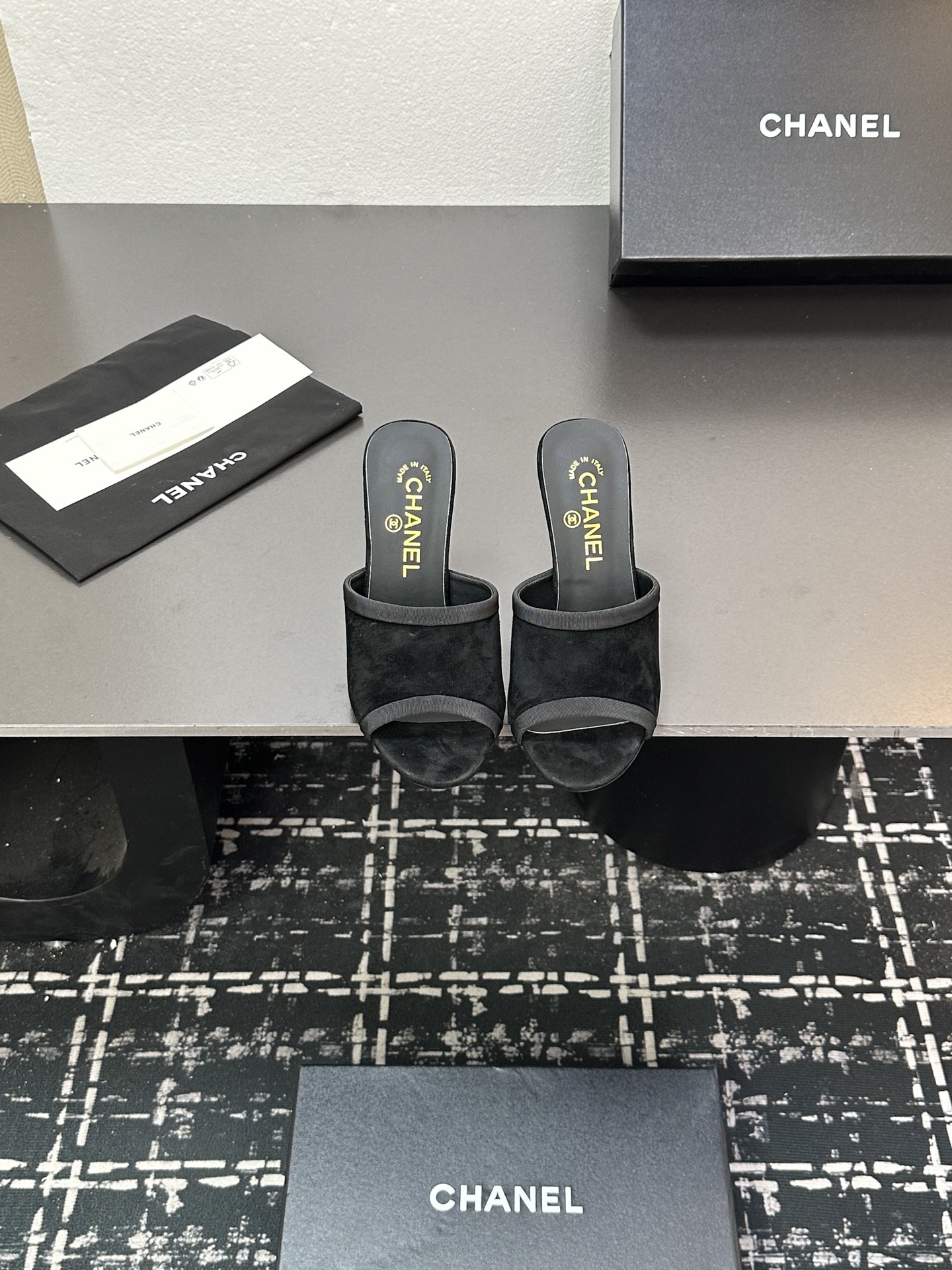 NO:415716,2025★★★★★★ Many celebrities are here to watch, a versatile series that domestic and foreign bloggers are popular. A must-have for spring and summer wardrobe matching. Sandals are the first choice. Upper sheepskin inner lining: imported crystal sheepskin inner lining, original mold-open custom leather sole Shoe size: 35-39 (40, 41, custom made without return or exchange) Delivery luxury latest counter synchronous packaging, high heels, slippers, sheepskin198609092025★★★★★ 众多明星网红上脚,国内外博主刷爆的一个百搭系列,春夏衣橱搭配必备 凉鞋首选. 鞋面羊皮  内里: 进口水晶羊皮内里 大底原版开模定制真皮底 鞋码: 35-39（40、41、定做不退换） 配送豪华最新专柜同步包装,高跟鞋拖鞋,sandals,high heels,slippers,sheepskin,Women's Shoes