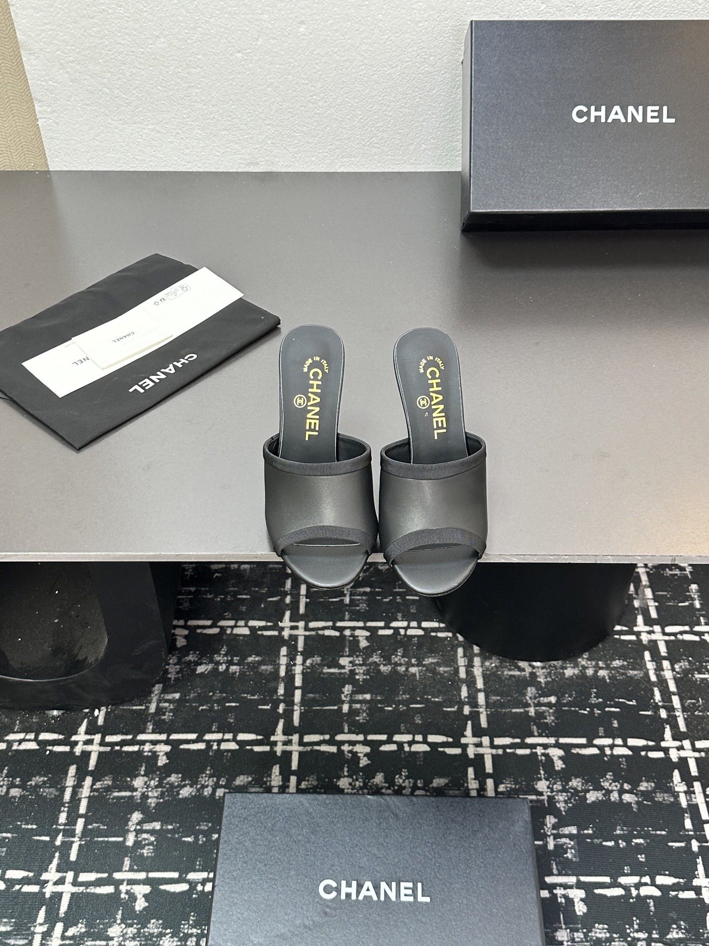 NO:415738,2025★★★★★★ Many celebrities are here to watch, a versatile series that domestic and foreign bloggers are popular. A must-have for spring and summer wardrobe matching. Sandals are the first choice. Upper sheepskin inner lining: imported crystal sheepskin inner lining, original mold-open custom leather sole Shoe size: 35-39 (40, 41, custom made without return or exchange) Delivery luxury latest counter synchronous packaging, high heels, slippers, sheepskin198609092025★★★★★ 众多明星网红上脚,国内外博主刷爆的一个百搭系列,春夏衣橱搭配必备 凉鞋首选. 鞋面羊皮  内里: 进口水晶羊皮内里 大底原版开模定制真皮底 鞋码: 35-39（40、41、定做不退换） 配送豪华最新专柜同步包装,高跟鞋拖鞋,sandals,high heels,slippers,sheepskin,Women's Shoes