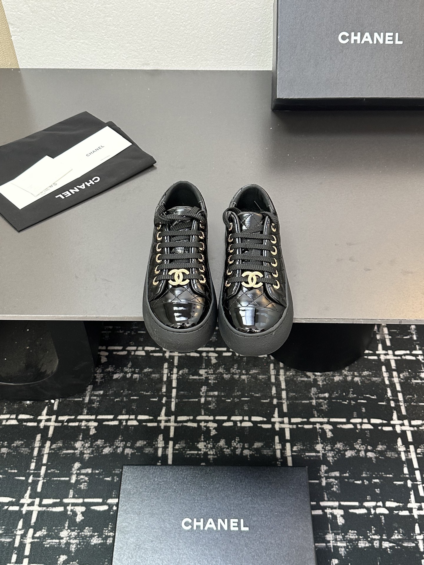 NO:422732,2025★★★★★★ Many celebrities are here to watch, a versatile series that domestic and foreign bloggers are popular. A must-have for spring and summer wardrobe matching. Sandals are the first choice. Upper cowhide inner lining: imported crystal sheepskin lining, original mold-open custom tpu sole, shoe size: 35-39 (40, 41, custom-made, no return or exchange) Delivery luxury latest counter synchronous packaging, casual shoes/sports shoes, sandals, sneakers, cowhide, sheepskin198609092025★★★★★ 众多明星网红上脚,国内外博主刷爆的一个百搭系列,春夏衣橱搭配必备 凉鞋首选. 鞋面牛皮  内里: 进口水晶羊皮内里 大底原版开模定制tpu大底 鞋码: 35-39（40、41、定做不退换） 配送豪华最新专柜同步包装,休闲鞋/运动鞋,sandals,sneakers,cowhide,sheepskin,Women's Shoes