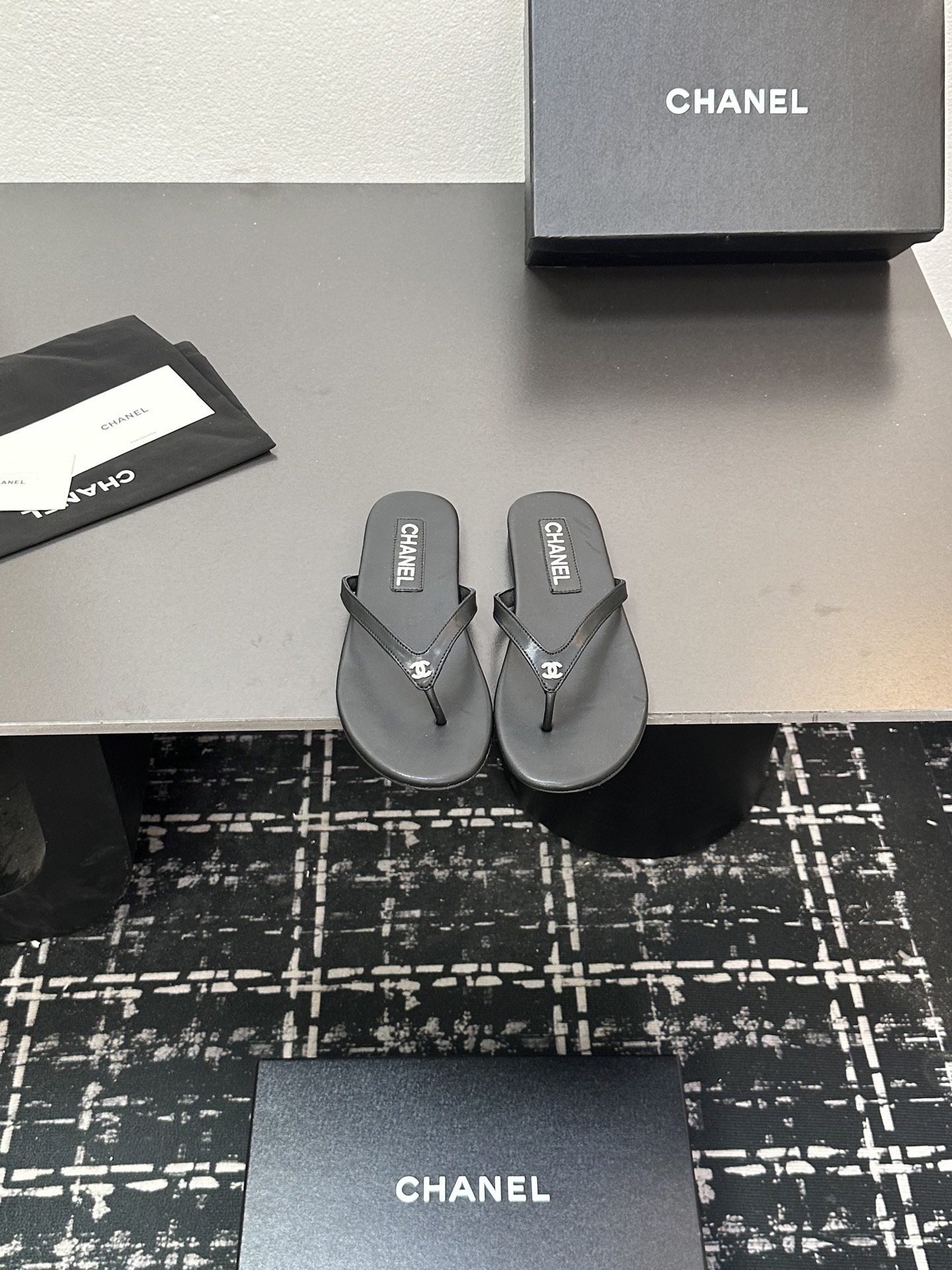 NO:422722,2025★★★★★★ Many celebrities are here to watch, a versatile series that domestic and foreign bloggers are popular. A must-have for spring and summer wardrobe matching. Sandals are the first choice. Upper sheepskin inner lining: imported crystal sheepskin inner lining, original mold-open custom leather sole Shoe size: 35-39 (40, 41, customized without return and exchange) Delivery luxury latest counter synchronous packaging, split-toe shoes, sandals, sheepskin198609092025★★★★★ 众多明星网红上脚,国内外博主刷爆的一个百搭系列,春夏衣橱搭配必备 凉鞋首选. 鞋面羊皮  内里: 进口水晶羊皮内里 大底原版开模定制真皮底 鞋码: 35-39（40、41、定做不退换） 配送豪华最新专柜同步包装,分趾鞋,sandals,sheepskin,Women's Shoes