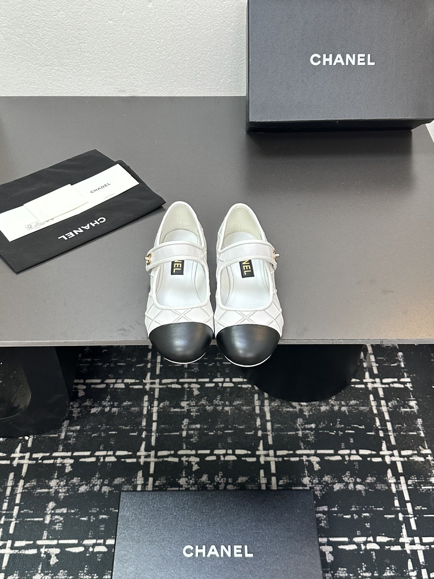 NO:417111,★★★★★★ Many celebrities are popular with a versatile series that domestic and foreign bloggers are popular. A must-have for spring and summer wardrobe matching. Sandals are the first choice. Upper cowhide inner lining: imported crystal sheepskin lining, original mold-open custom leather sole Shoe size: 35-39 (40, 41, custom made without return or exchange) Delivery luxury latest counter synchronous packaging Cloth leather, casual shoes/sports shoes, sandals, sneakers, cowhide, sheepskin19860909★★★★★ 众多明星网红上脚,国内外博主刷爆的一个百搭系列,春夏衣橱搭配必备 凉鞋首选. 鞋面牛皮  内里: 进口水晶羊皮内里 大底原版开模定制真皮底 鞋码: 35-39（40、41、定做不退换） 配送豪华最新专柜同步包装 布皮,休闲鞋/运动鞋,sandals,sneakers,cowhide,sheepskin,Women's Shoes