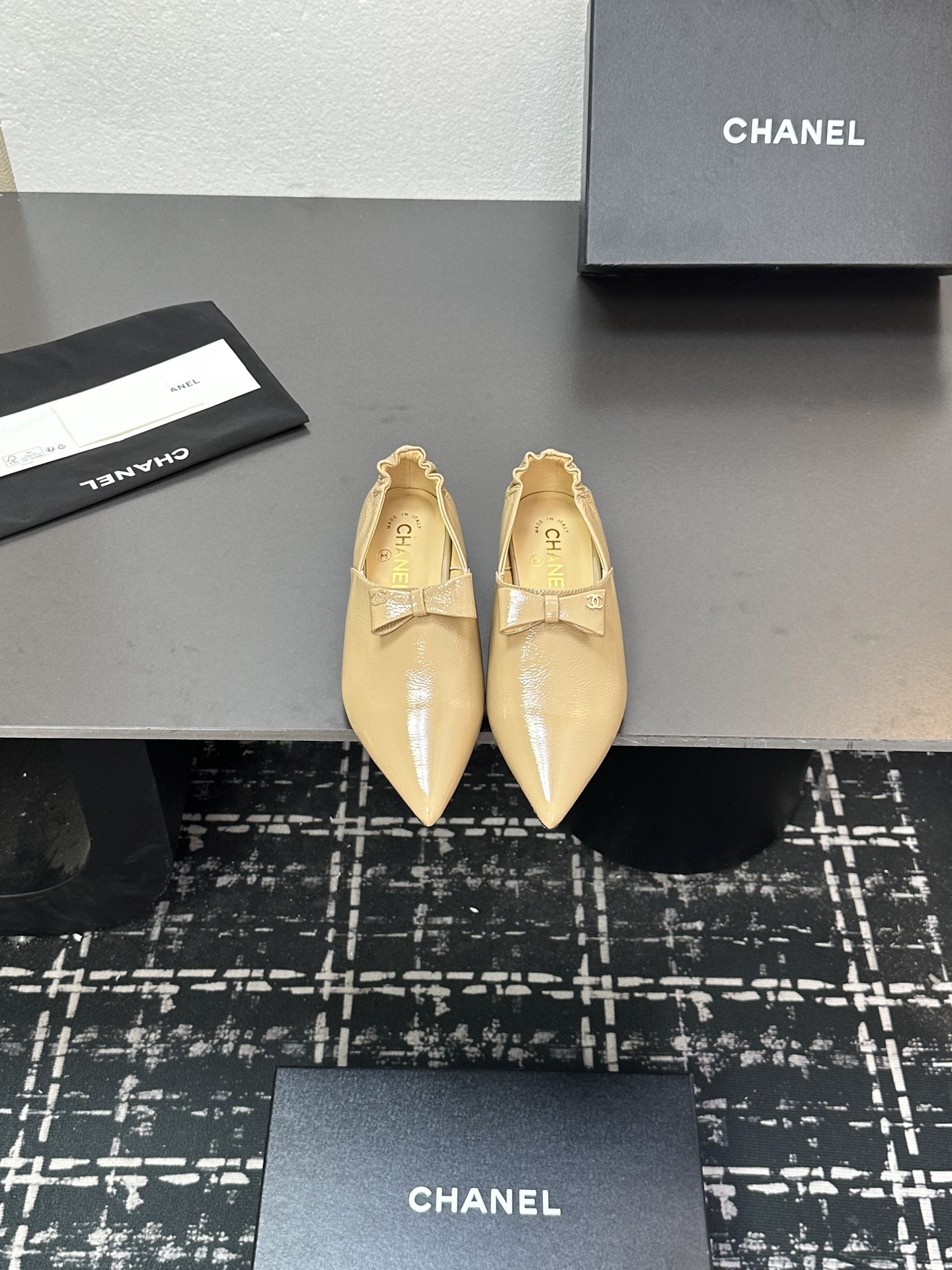 NO:422711,★★★★★★ Many celebrities are popular with a versatile series that domestic and foreign bloggers are popular. A must-have for spring and summer wardrobe matching. Sandals are the first choice. Upper cowhide inner lining: imported crystal sheepskin lining, original mold-open custom leather sole Shoe size: 35-39 (40, 41, custom made without return or exchange) Delivery luxury latest counter synchronous packaging Semi-shelf single shoes, semi-shelf single shoes, sandals, cowhide, sheepskin19860909★★★★★ 众多明星网红上脚,国内外博主刷爆的一个百搭系列,春夏衣橱搭配必备 凉鞋首选. 鞋面牛皮  内里: 进口水晶羊皮内里 大底原版开模定制真皮底 鞋码: 35-39（40、41、定做不退换） 配送豪华最新专柜同步包装 半拖单鞋,半拖单鞋,sandals,cowhide,sheepskin,Women's Shoes