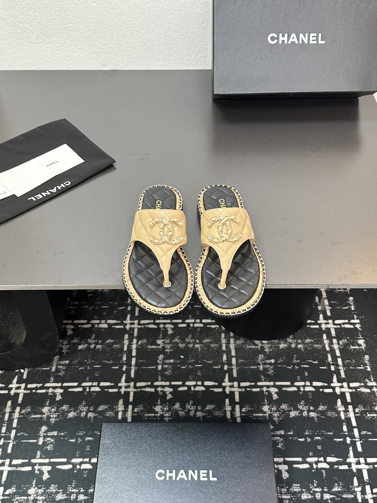 NO:422698,2025★★★★★★ Many celebrities are here to watch, a versatile series that domestic and foreign bloggers are popular. A must-have for spring and summer wardrobe matching. Sandals are the first choice. Upper sheepskin inner lining: imported crystal sheepskin inner lining, original mold-open custom leather sole Shoe size: 35-39 (40, 41, customized without return and exchange) Delivery luxury latest counter synchronous packaging, split-toe shoes, sandals, sheepskin198609092025★★★★★ 众多明星网红上脚,国内外博主刷爆的一个百搭系列,春夏衣橱搭配必备 凉鞋首选. 鞋面羊皮  内里: 进口水晶羊皮内里 大底原版开模定制真皮底 鞋码: 35-39（40、41、定做不退换） 配送豪华最新专柜同步包装,分趾鞋,sandals,sheepskin,Women's Shoes