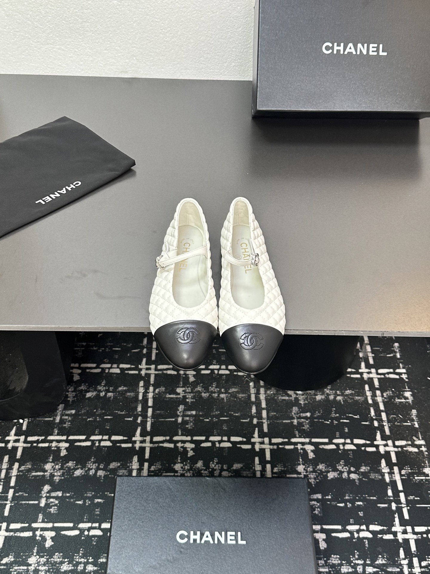 NO:440701,★★★★★★ Many celebrities are popular with a versatile series that domestic and foreign bloggers are popular. A must-have for spring and summer wardrobe matching. Sandals are the first choice. Upper sheepskin inner lining: imported crystal sheepskin inner lining, original mold-open custom leather sole Shoe size: 35-39 (40, 41, custom made without return) Delivery luxury latest counter synchronous packaging, single shoes, sandals, sheepskin19860909★★★★★ 众多明星网红上脚,国内外博主刷爆的一个百搭系列,春夏衣橱搭配必备 凉鞋首选. 鞋面羊皮  内里: 进口水晶羊皮内里 大底原版开模定制真皮底 鞋码: 35-39（40、41、定做不退换） 配送豪华最新专柜同步包装,单鞋,sandals,sheepskin,Women's Shoes