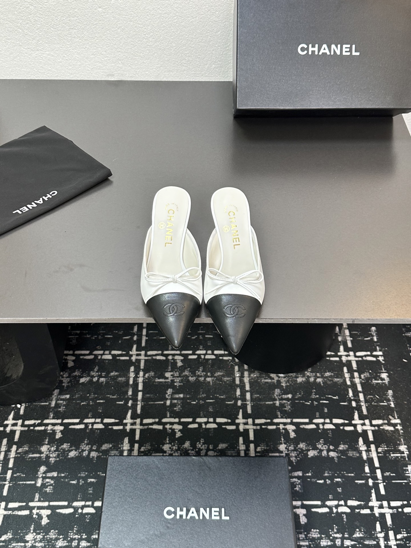 NO:440696,2025★★★★★★ Many celebrities are here to watch, a versatile series that domestic and foreign bloggers are popular. A must-have for spring and summer wardrobe matching. Sandals are the first choice. Upper sheepskin inner lining: imported crystal sheepskin inner lining, original mold-open custom leather sole Shoe size: 35-39 (40, 41, custom-made, no return or exchange) Delivery luxury latest counter synchronous packaging, semi-torn high heels, sandals, high heels, sheepskin198609092025★★★★★ 众多明星网红上脚,国内外博主刷爆的一个百搭系列,春夏衣橱搭配必备 凉鞋首选. 鞋面羊皮  内里: 进口水晶羊皮内里 大底原版开模定制真皮底 鞋码: 35-39（40、41、定做不退换） 配送豪华最新专柜同步包装,半拖高跟鞋,sandals,high heels,sheepskin,Women's Shoes