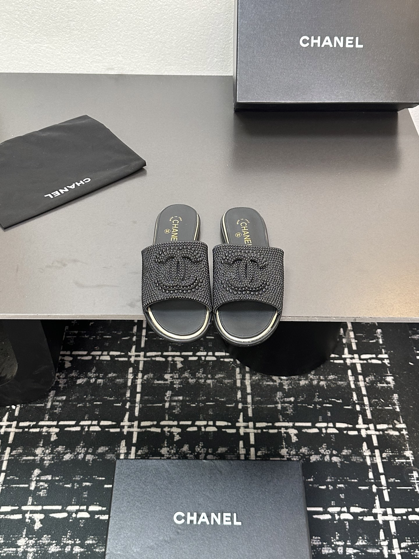 NO:440660,2025★★★★★★ Many celebrities are here to watch, a versatile series that domestic and foreign bloggers are popular. A must-have for spring and summer wardrobe matching. Sandals are the first choice. Upper iron diamonds. Inner: imported crystal sheepskin inner lining. Original mold-open custom leather sole. Shoe size: 35-39 (40, 41, custom-made, no return or exchange) Delivery luxury latest counter synchronous packaging, slippers, sandals, slippers, sheepskin198609092025★★★★★ 众多明星网红上脚,国内外博主刷爆的一个百搭系列,春夏衣橱搭配必备 凉鞋首选. 鞋面烫钻  内里: 进口水晶羊皮内里 大底原版开模定制真皮底 鞋码: 35-39（40、41、定做不退换） 配送豪华最新专柜同步包装,拖鞋,sandals,slippers,sheepskin,Women's Shoes