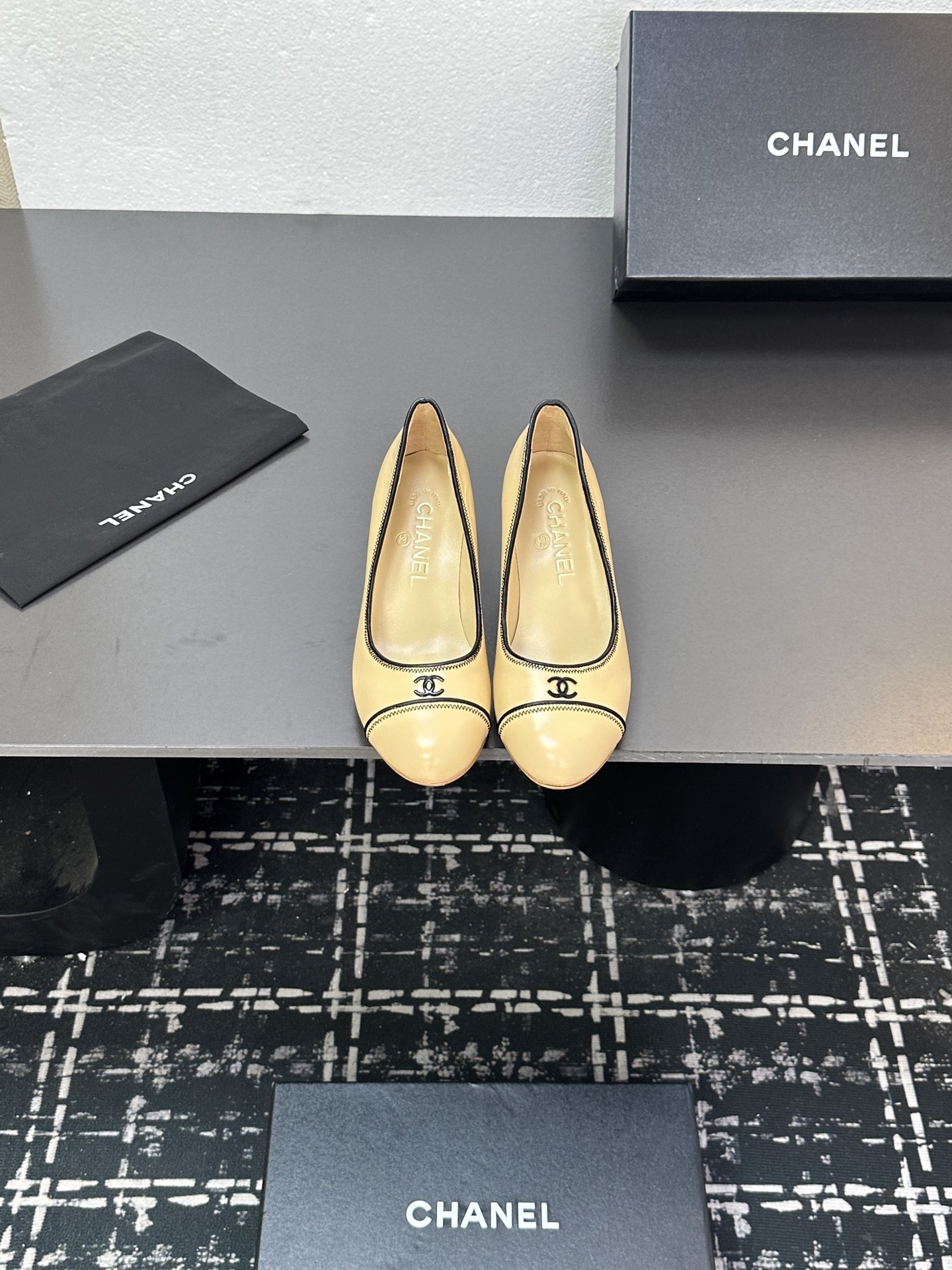 NO:440654,2025★★★★★★ Many celebrities are here to watch, a versatile series that domestic and foreign bloggers are popular. A must-have for spring and summer wardrobe matching. Sandals are the first choice. Upper sheepskin inner lining: imported crystal sheepskin inner lining, original mold-open custom leather sole Shoe size: 35-39 (40, 41, custom made without return) Delivery luxury latest counter synchronous packaging, high heels, sheepskin198609092025★★★★★ 众多明星网红上脚,国内外博主刷爆的一个百搭系列,春夏衣橱搭配必备 凉鞋首选. 鞋面羊皮  内里: 进口水晶羊皮内里 大底原版开模定制真皮底 鞋码: 35-39（40、41、定做不退换） 配送豪华最新专柜同步包装,高跟鞋单鞋,sandals,high heels,sheepskin,Women's Shoes