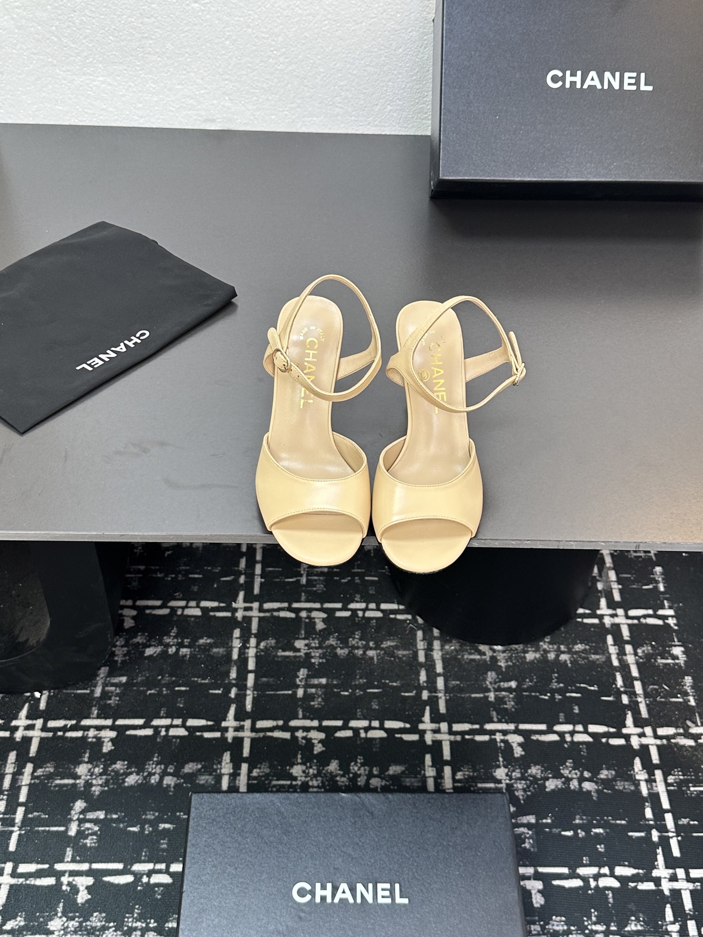 NO:440640,2025★★★★★★ Many celebrities are here to watch, a versatile series that domestic and foreign bloggers are popular. A must-have for spring and summer wardrobe matching. Sandals are the first choice. Upper sheepskin inner lining: imported crystal sheepskin inner lining, original mold-open custom leather sole Shoe size: 35-39 (40, 41, custom made without return) Delivery luxury latest counter synchronous packaging, high heels, sandals, high heels, sheepskin198609092025★★★★★ 众多明星网红上脚,国内外博主刷爆的一个百搭系列,春夏衣橱搭配必备 凉鞋首选. 鞋面羊皮  内里: 进口水晶羊皮内里 大底原版开模定制真皮底 鞋码: 35-39（40、41、定做不退换） 配送豪华最新专柜同步包装,高跟鞋凉鞋,sandals,high heels,sheepskin,Women's Shoes