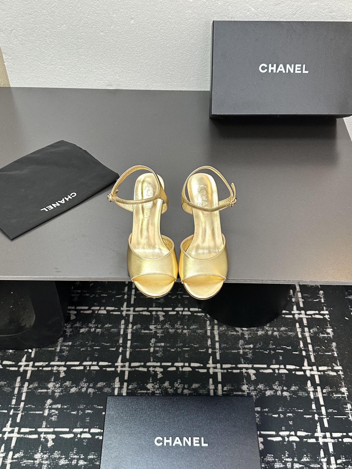 NO:440647,CHANEL Chanel Fish Mouth Pearl High Heel Sandals. A classic and versatile design. It can be held perfectly in any occasion. The height that can be controlled by any height without losing its aura and charm. The characteristic is that the heel is inlaid with very elegant pearl elements. The charming feature of high heels is that in life and workplace, making you more confident and confident. Women's shoe cabinets always have a pair of classic and versatile high heels. Upper sheepskin. Outsole: Italian genuine leather sole. Inner footbed: mixed lambskin. Heel height 8cm. Size35-39 (40 41 custom made without return). High heels sandals, chanel, chanel, sandals, high heels, sheepskin, Leather soles19860909CHANEL香奈儿鱼嘴珍珠高跟凉鞋 很经典百搭的设计  无论什么场合都可以完美hold住 任何身高都能驾驭的高度 且不失气场和魅力 特色在于鞋跟镶嵌了十分优雅的珍珠元素 高跟鞋的动人之处就是在生活中职场上 让你更有底气更自信 女人鞋柜里永远都要有一双经典百搭的高跟 鞋面羊皮 大底:意大利真皮大底 内里垫脚:混种小羊皮 跟高8cm Size35-39（40 41定做不退换),高跟鞋凉鞋,chanel,chanel,sandals,high heels,sheepskin,Leather soles,Women's Shoes