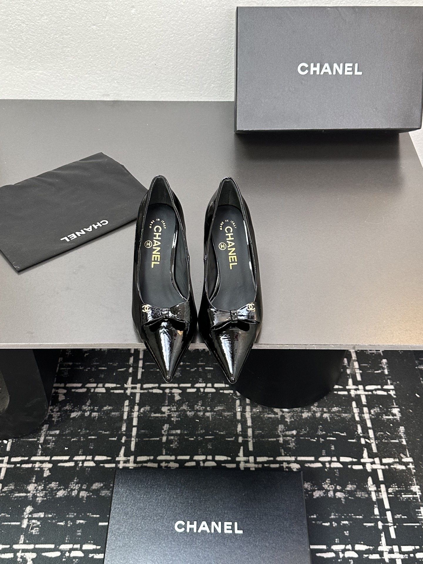 NO:440633,2025★★★★★★ Many celebrities are here to watch, a versatile series that domestic and foreign bloggers are popular. A must-have for spring and summer wardrobe matching. Sandals are the first choice. Upper patent leather inner lining: imported crystal sheepskin lining, original mold-open custom leather sole Shoe size: 35-39 (40, 41, custom-made, no return or exchange) Delivery luxury latest counter synchronous packaging, high heels, single shoes, sandals, high heels, sheepskin198609092025★★★★★ 众多明星网红上脚,国内外博主刷爆的一个百搭系列,春夏衣橱搭配必备 凉鞋首选. 鞋面漆皮  内里: 进口水晶羊皮内里 大底原版开模定制真皮底 鞋码: 35-39（40、41、定做不退换） 配送豪华最新专柜同步包装,高跟鞋单鞋,sandals,high heels,sheepskin,Women's Shoes