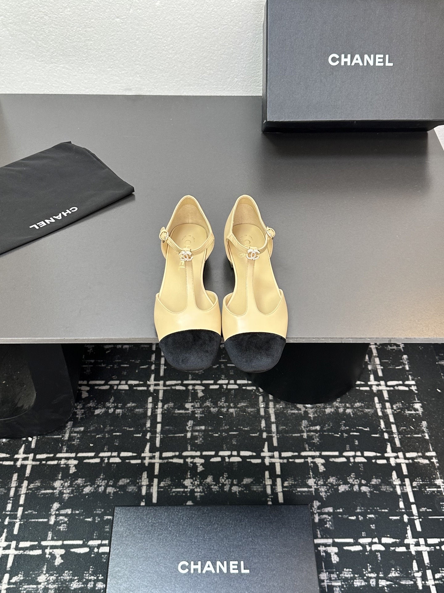 NO:440626,★★★★★★ Many celebrities are here to watch, a versatile series that domestic and foreign bloggers have made, bows, a must-have for spring and summer wardrobe matching, sandals first choice. Upper sheepskin (silk) inner lining: imported crystal sheepskin inner lining, original mold-open custom leather sole Shoe size: 35-39 (40, 41, custom made without return) Delivery luxury latest counter synchronous packaging, sandals, sandals, sheepskin, silk fabric19860909★★★★★ 众多明星网红上脚,国内外博主刷爆的一个百搭系列,蝴蝶结,春夏衣橱搭配必备 凉鞋首选. 鞋面羊皮（绸缎）  内里: 进口水晶羊皮内里 大底原版开模定制真皮底 鞋码: 35-39（40、41、定做不退换） 配送豪华最新专柜同步包装,凉鞋,sandals,sheepskin,silk fabric,Women's Shoes