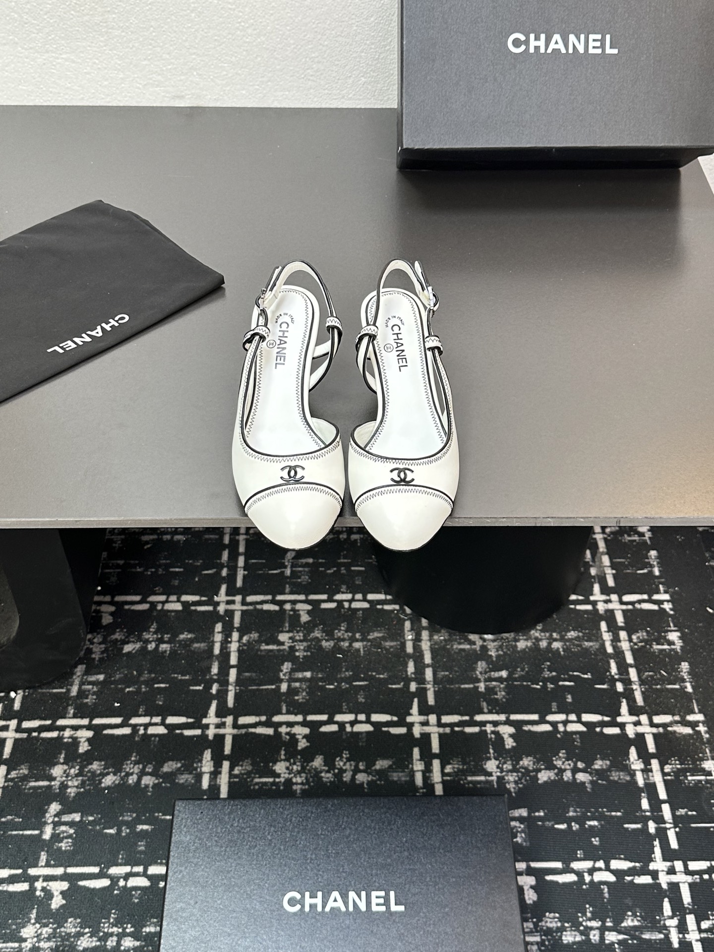 NO:440618,2025★★★★★★ Many celebrities are here to watch, a versatile series that domestic and foreign bloggers are popular. A must-have for spring and summer wardrobe matching. Sandals are the first choice. Upper sheepskin inner lining: imported crystal sheepskin inner lining, original mold-open custom leather sole Shoe size: 35-39 (40, 41, custom made without return) Delivery luxury latest counter synchronous packaging, sandals, sandals, sheepskin198609092025★★★★★ 众多明星网红上脚,国内外博主刷爆的一个百搭系列,春夏衣橱搭配必备 凉鞋首选. 鞋面羊皮  内里: 进口水晶羊皮内里 大底原版开模定制真皮底 鞋码: 35-39（40、41、定做不退换） 配送豪华最新专柜同步包装,凉鞋,sandals,sheepskin,Women's Shoes