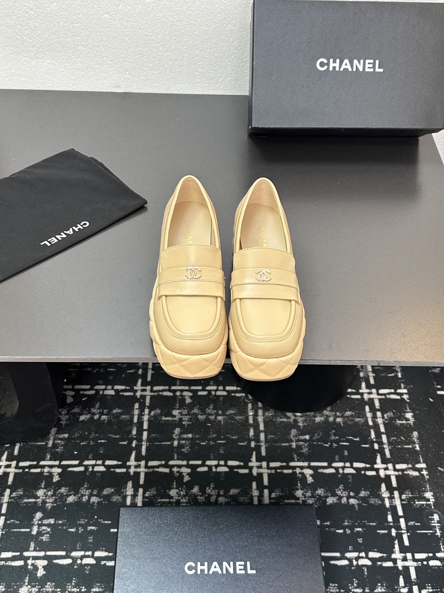 NO:440671,2025★★★★★★ Many celebrities are here to watch, a versatile series that domestic and foreign bloggers are popular. A must-have for spring and summer wardrobe matching. Sandals are the first choice. Diamond buckle, upper sheepskin lining: imported crystal sheepskin lining, large sole original mold-open custom rubber sole Shoe size: 35-39 (40, 41, customized without return) Delivery luxury latest counter synchronous packaging, loafers, loafers, sandals, sheepskin198609092025★★★★★ 众多明星网红上脚,国内外博主刷爆的一个百搭系列,春夏衣橱搭配必备 凉鞋首选.钻石扣 鞋面羊皮  内里: 进口水晶羊皮内里 大底原版开模定制橡胶底 鞋码: 35-39（40、41、定做不退换） 配送豪华最新专柜同步包装,乐福鞋,loafers,sandals,sheepskin,Women's Shoes