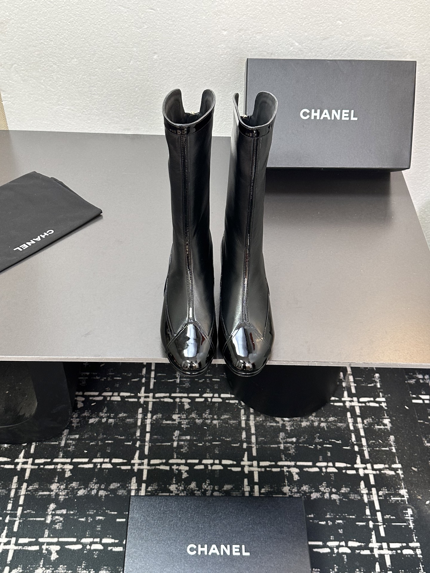 NO:440666,Little fragrance short boots, a must-have item for this autumn and winter!  !  Chanel's hot short boots in autumn and winter, Xiaohongshu is highly recommended, and it looks good no matter how you match it. It is a must-have for fashionable things. Chanel's women love simple but irresistible matching to show unique styles of dressing, free mixing and matching are shining in place and keep up with the fashionable pace of Grandma Xiang!  !  !  Exquisite details enlarge the original mold opening hardware buckle. Top version purchasing level is created ★The upper is made of cowhide, sheepskin footbed, Italian leather outsole. Heel height 3 cm. Size 35-39 (40/41 order), boots, chanel, boots, cowhide, sheepskin, Leather soles19860909小香短靴,本季秋冬季必备单品！！ 香奈儿秋冬重工爆款短靴 小红书力推款,怎么搭配都好看,时髦精必备,香奈儿女士钟爱简约又难以抗拒搭配展现与众不同的穿搭风格、自由混搭闪耀到位跟紧香奶奶时尚步伐！！！精致细节放大看原版开模五金扣 顶级版本代购级别打造★鞋面采用牛皮反绒,羊皮垫脚,意大利真皮大底 跟高3厘米 码数35-39（40/41订）,靴子,chanel,boots,cowhide,sheepskin,Leather soles,Women's Shoes