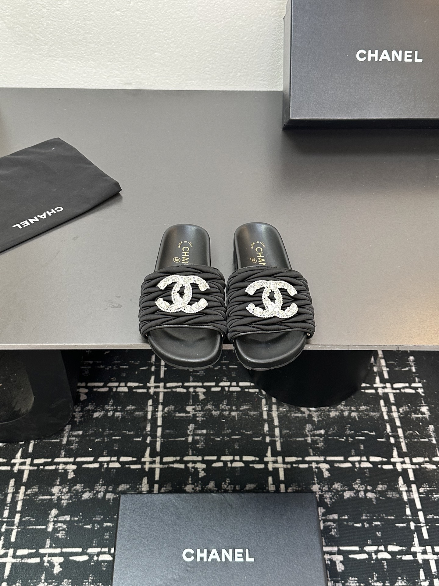 NO:440661,Chanel MIUMIU25Ss spring and summer new small fragrance letter diamond buckle thick-soled slippers C home classic letter buckle design, gentle style and grasp it!  The atmosphere that should be in summer. A must-have item for flip-flops, lazy and comfortable to wear!  Upper silk cloth wrinkle treatment, inner foot pad sheepskin, sole open molded outsole, size 35-39 (40.41 custom made without return or exchange), slippers, chanel, chanel, miumiu, chanel, slippers, sheepskin, real silk19860909Chanel香奈儿 MIUMIU25Ss春夏新款小香字母钻扣厚底拖鞋 C家经典字母扣设计,温柔风一整个拿捏了！夏天该有的气息 一字拖必备单品,上脚慵懒舒适！ 鞋面真丝布打皱处理 内里垫脚羊皮 鞋底开模大底 码数35-39（40.41定做不退换）,拖鞋,chanel,chanel,miumiu,chanel,slippers,sheepskin,real silk,Women's Shoes