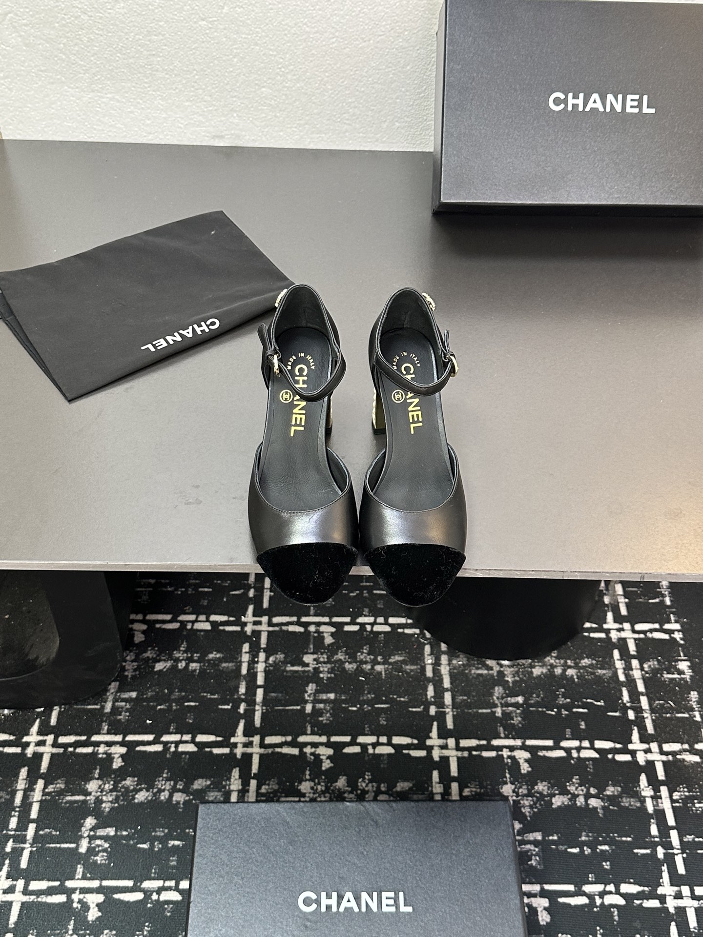 NO:447329,2025★★★★★★ Many celebrities are here to watch, a versatile series that domestic and foreign bloggers are popular. A must-have for spring and summer wardrobe matching. Sandals are the first choice. Diamond buckle, upper sheepskin lining: imported crystal sheepskin lining, large sole original mold custom leather sole Shoe size: 35-39 (40, 41, customized without return) Delivery luxury latest counter synchronous packaging, sandals, sandals, sheepskin198609092025★★★★★ 众多明星网红上脚,国内外博主刷爆的一个百搭系列,春夏衣橱搭配必备 凉鞋首选.钻石扣 鞋面羊皮  内里: 进口水晶羊皮内里 大底原版开模定制真皮底 鞋码: 35-39（40、41、定做不退换） 配送豪华最新专柜同步包装,凉鞋,sandals,sheepskin,Women's Shoes