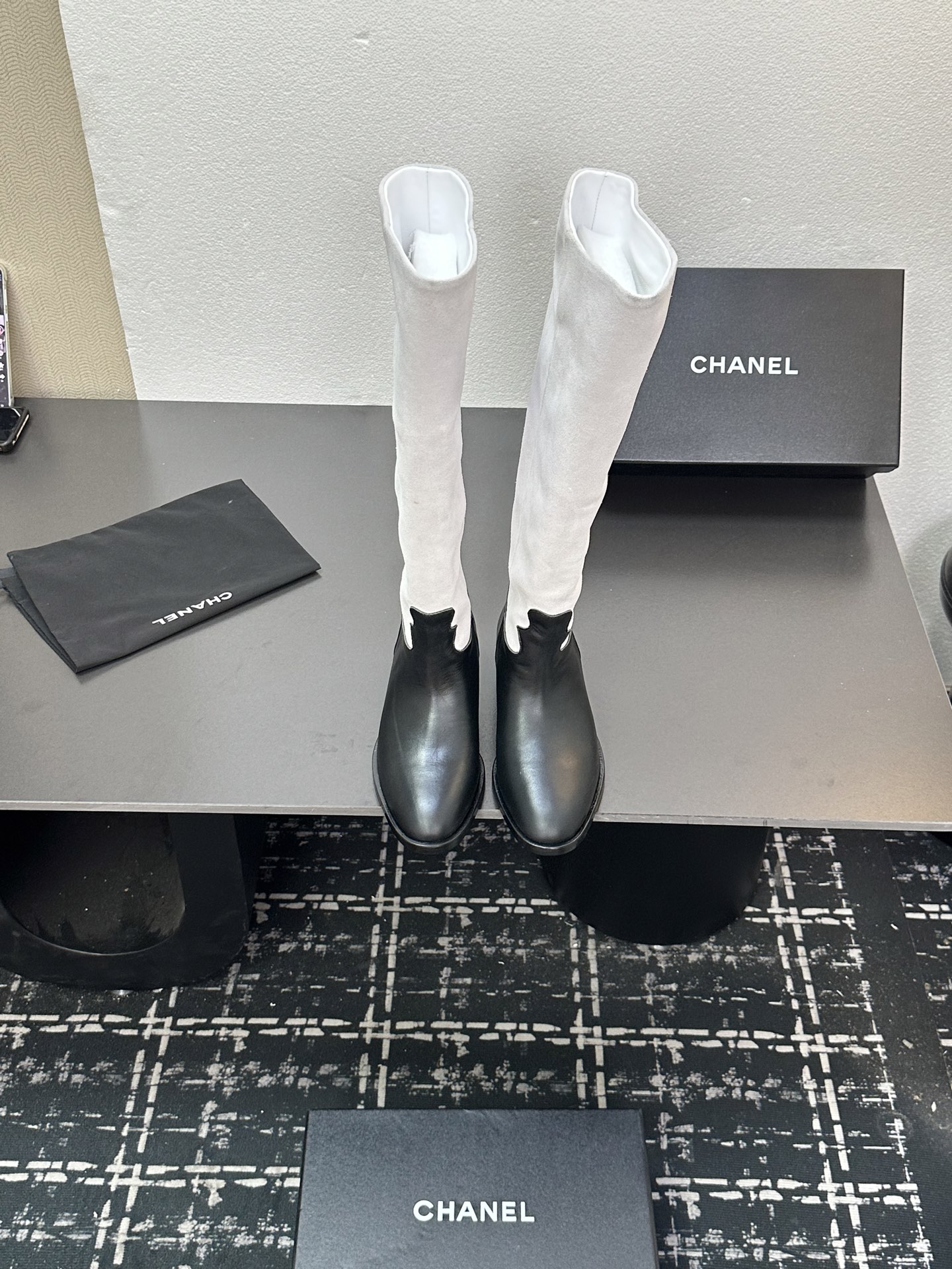 NO:447321,2025 Xiaoxiang high shoes, a must-have item for this autumn and winter!  !  Chanel's hot-selling high boots in autumn and winter, Xiaohongshu is highly recommended, and it looks good no matter how you match it. It is a must-have for fashionable things. Chanel's women love simple but irresistible matching to show unique styles of dressing, free mixing and matching, shining in place, keeping up with the fashionable pace of Grandma Xiaoxiang!  !  !  Exquisite details enlarge the original mold opening hardware buckle. Top version purchasing level is created ★The upper is made of cowhide, sheepskin footbed, Italian leather outsole. Size 35-39 (ordered by 40/41), boots, chanel, boots, cowhide, sheepskin, Leather soles198609092025小香高鞋,本季秋冬季必备单品！！ 香奈儿秋冬重工爆款高靴 小红书力推款,怎么搭配都好看,时髦精必备,香奈儿女士钟爱简约又难以抗拒搭配展现与众不同的穿搭风格、自由混搭闪耀到位跟紧香奶奶时尚步伐！！！精致细节放大看原版开模五金扣 顶级版本代购级别打造★鞋面采用牛皮反绒,羊皮垫脚,意大利真皮大底 码数35-39（40/41订）,靴子,chanel,boots,cowhide,sheepskin,Leather soles,Women's Shoes