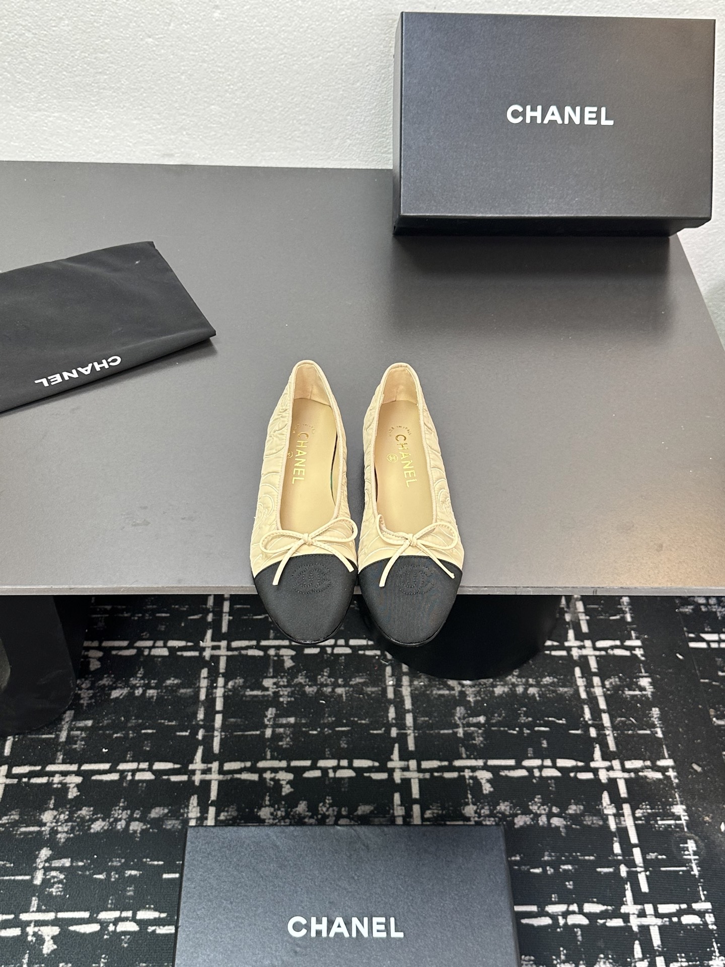 NO:447313,25Fw early spring latest color chanel small fragrance bow ballet flat shoes. Trust me this is a pair of ballet shoes that can take you to a good place. The upper is original lace mesh. The inner lining is not inside. The sole is Italian leather outsole. The size is 34-41. The size is 34-41. Customized without return or exchange. Single shoes, chanel, Leather soles.1986090925Fw早春最新配色chanel小香蝴蝶结芭蕾舞平底单鞋 相信我 这是一双能带你去到好地方的芭蕾舞鞋 鞋面原版蕾丝网布面 内里无内里 鞋底意大利真皮大底 码数34-41正码（34.40.41定制不退换）,单鞋,chanel,Leather soles,Women's Shoes