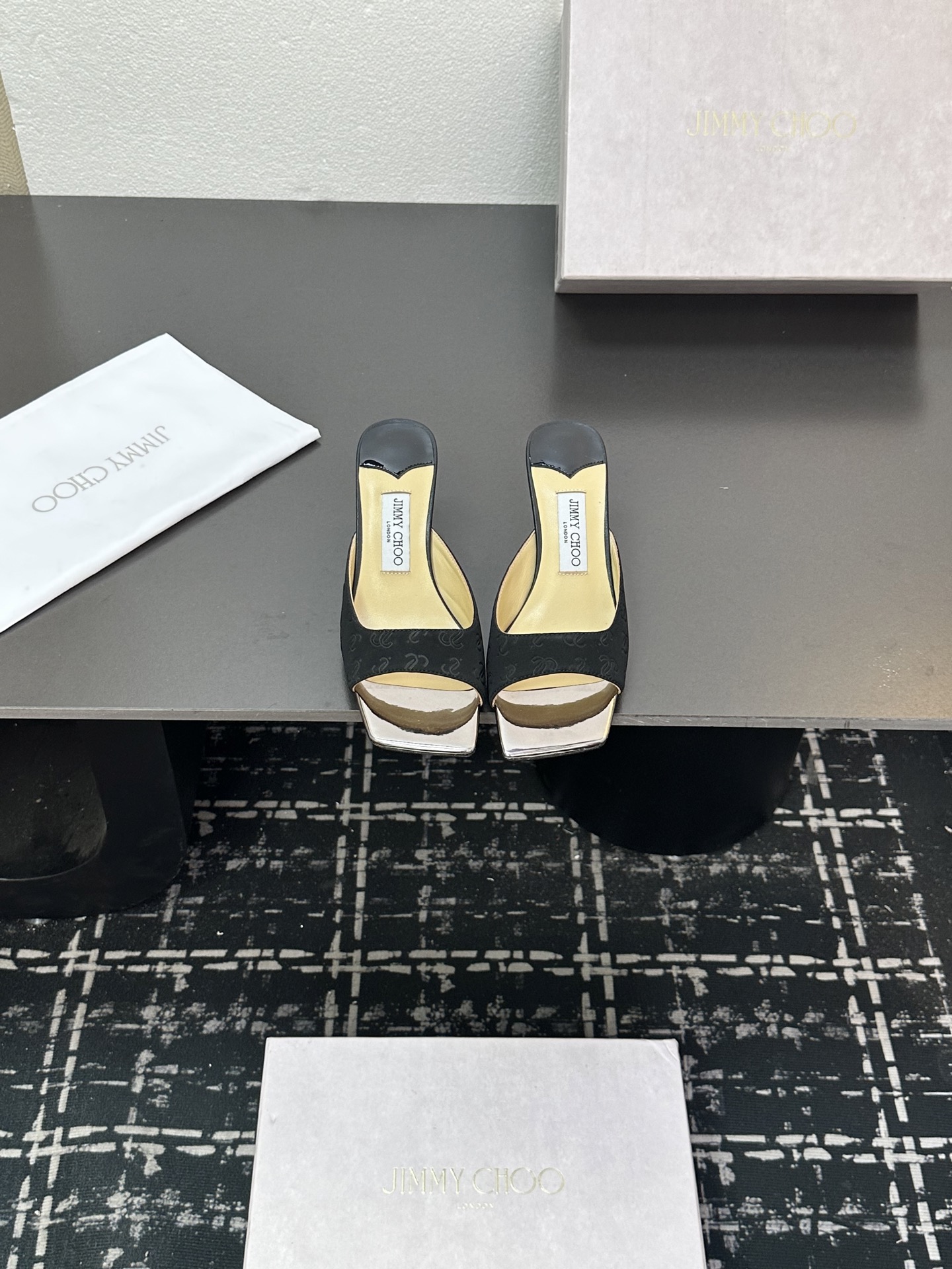 NO:447305,High-version Jimmy Choo Fish-mouthed cat and slippers You are the best companion for the skirt in the wardrobe. I believe I admire the high-heeled shoe designers at JC home who have a good grasp of the psychology of women. The shoes made will definitely make any woman control a shoe that does not coexist with sexy and elegant. It is paired with a glittering Swarovski crystal chain and is decorated with a very eye-catching and elegant design. The style is not exaggerated but it shows the style. In addition, the small pointed coffin shape is completely perfect and very comfortable to wear. What are the fashionable people waiting for? This one took a whole month from purchasing the original version to making it, and it is almost the same as the original version!  A must-have wardrobe, there is definitely one that suits you!  !  Fabric is made of imported patent leather/matte leather, inner foot pad mixed breed sheepskin Customized A-grade Italian genuine leather sole Heel height 5cm Size35-39 (customized by 40, 41), high heel slippers, jimmy choo, swarovski, chanel, high heels, slippers, skirts, sheepskin19860909高版本Jimmy Choo 鱼嘴猫跟拖鞋 你衣柜里裙子最好的伴侣,相信我就佩服JC家的高跟鞋履设计师把女人的心理把握的很到位,做出来的鞋子绝对会让任何一个女人都把持不性感与优雅并存的一款鞋子,搭配一条闪闪动人的施华洛世奇水晶链条予以点缀装饰十分醒目优雅的设计,风格不浮夸但尽显格调,再加上小尖头棺型完全做到了极致上脚非常舒适时髦精们还在等什么?这款从购买原版到制作一共整整花了一个月的时间去打磨,到现在几乎与原版一致！衣橱必备款,绝对有一款是适合你的！！ 面料采用进口漆皮/磨砂皮 内里垫脚混种羊皮 定制A级意大利真皮底 跟高5cm Size35-39（40、41定制）,高跟鞋拖鞋,jimmy choo,swarovski,chanel,high heels,slippers,skirts,sheepskin,Women's Shoes