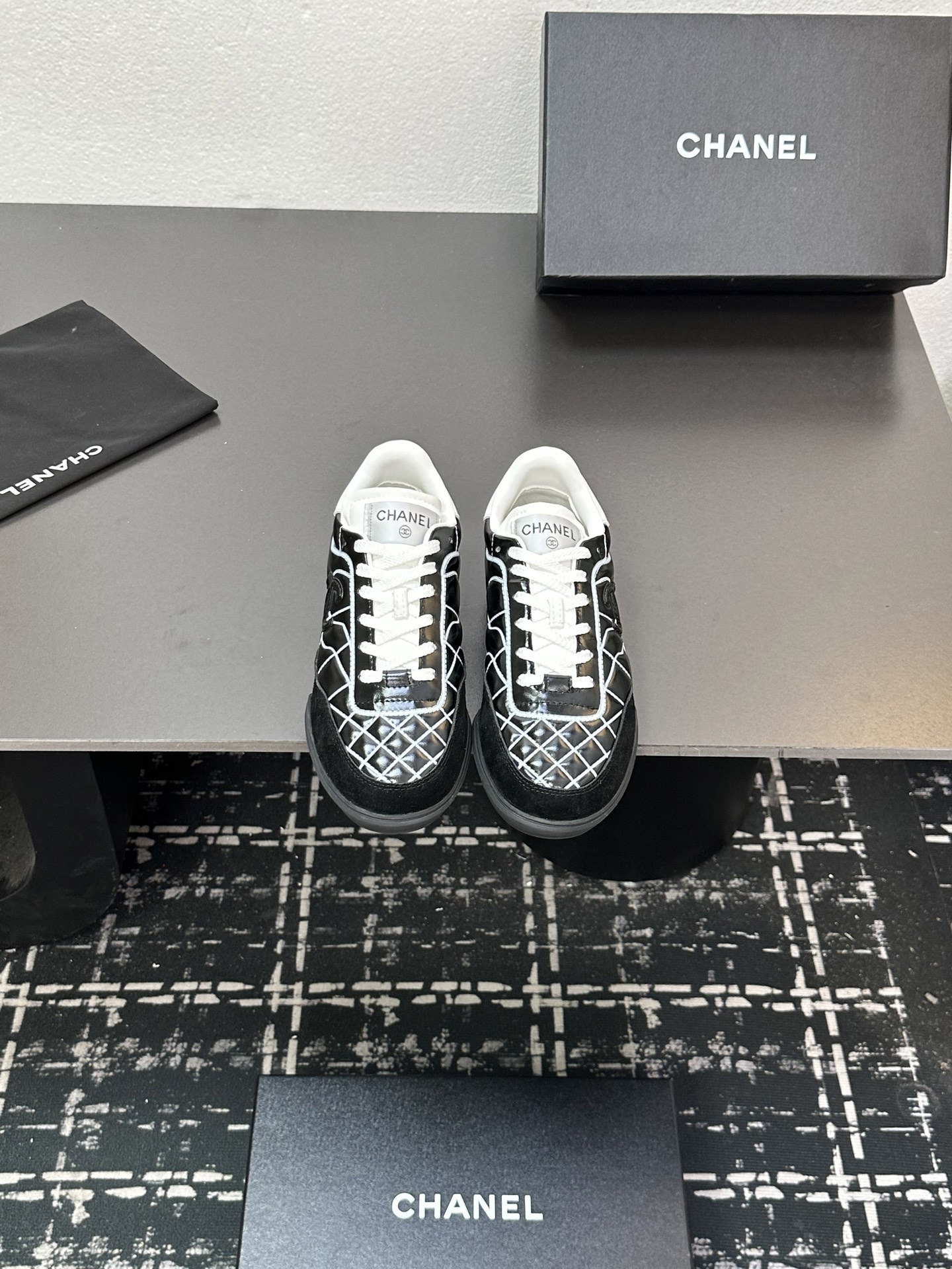 NO:447297,Chanel Chanel Panda Shoes!  Top casual sneakers for the 2025 counter This classic design; the upper is crafted and electric embroidered with various craftsmanship; the sole is fashionable and sporty; it is an extraordinary and has incorporated a variety of color matching elements... The diversified mix and match is very beautiful and versatile, casual, fashionable, sports, and outdoors can be taken into account... Go material The upper is made of original imported silk cowhide + original tarp + original head cowhide The inner part is made of original sheepli + net Outsole based on original TPU combination sole The counter is made of high-quality packaging for women 35–41, casual shoes/sports shoes, chanel, chanel, sneakers, cowhide19860909Chanel香奈儿熊猫鞋！2025专柜顶级休闲款运动鞋 这款经典设计；鞋面多种工艺电绣的风格；大底却时尚运动；不平凡的拥入了多种配色元素…… 多元化混搭非常好看百搭,休闲,时尚,运动,户外都能兼顾…… Go 材料 鞋面采用 原版进口头层丝绸牛皮+原版防水布+原版头层牛皮 内里采用 原版羊里+网 大底根据 原版TPU组合大底 专柜精品包装全套女35–41,休闲鞋/运动鞋,chanel,chanel,sneakers,cowhide,Women's Shoes