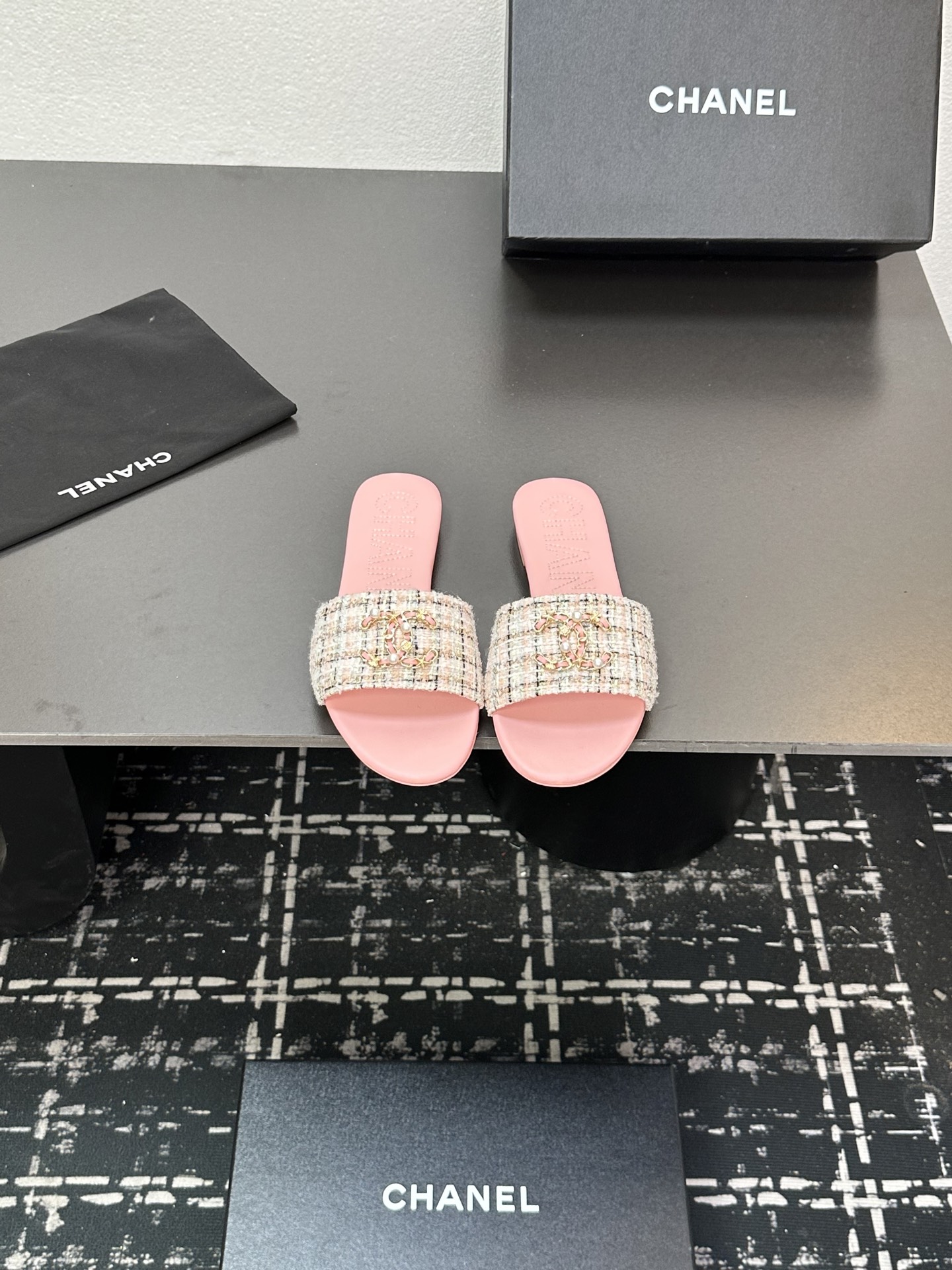 NO:447289,2025★★★★★★ Many celebrities are popular with a versatile series that domestic and foreign bloggers are a must-have for spring and summer wardrobe matching. Sandals are the first choice. Upper silk lining: imported crystal sheepskin lining, original mold-open custom leather sole Shoe size: 35-39 (40, 41, custom made without return or exchange) Delivery luxury latest counter synchronous packaging, slippers, sandals, slippers, sheepskin, silk fabric, Leather soles198609092025★★★★★ 众多明星网红上脚,国内外博主刷爆的一个百搭系列,春夏衣橱搭配必备 凉鞋首选. 鞋面绸缎  内里: 进口水晶羊皮内里 大底原版开模定制真皮大底 鞋码: 35-39（40、41、定做不退换） 配送豪华最新专柜同步包装,拖鞋,sandals,slippers,sheepskin,silk fabric,Leather soles,Women's Shoes