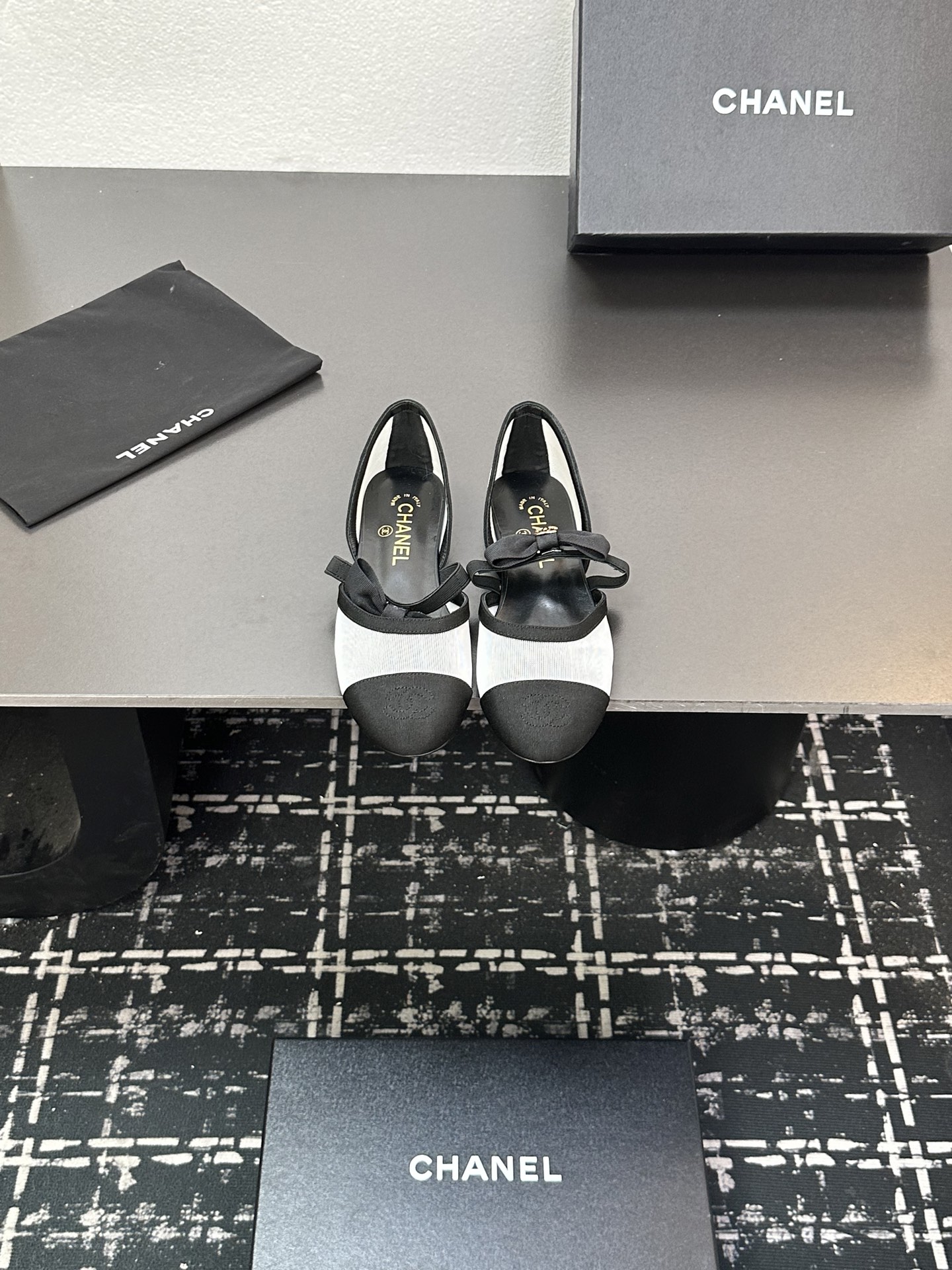 NO:447237,★★★★★★ Many celebrities are popular with a versatile series that domestic and foreign bloggers are popular. They are essential for spring and summer wardrobe matching. The first choice for sandals. Diamond buckle, upper sheepskin lining: imported crystal sheepskin lining, original mold-open custom leather sole. Shoe size: 35-39 (40, 41, customized, non-return and exchange) Delivery luxury latest counter synchronous packaging. Leather net, single shoes, sandals, sheepskin19860909★★★★★ 众多明星网红上脚,国内外博主刷爆的一个百搭系列,春夏衣橱搭配必备 凉鞋首选.钻石扣 鞋面羊皮  内里: 进口水晶羊皮内里 大底原版开模定制真皮底 鞋码: 35-39（40、41、定做不退换） 配送豪华最新专柜同步包装 皮网,单鞋,sandals,sheepskin,Women's Shoes