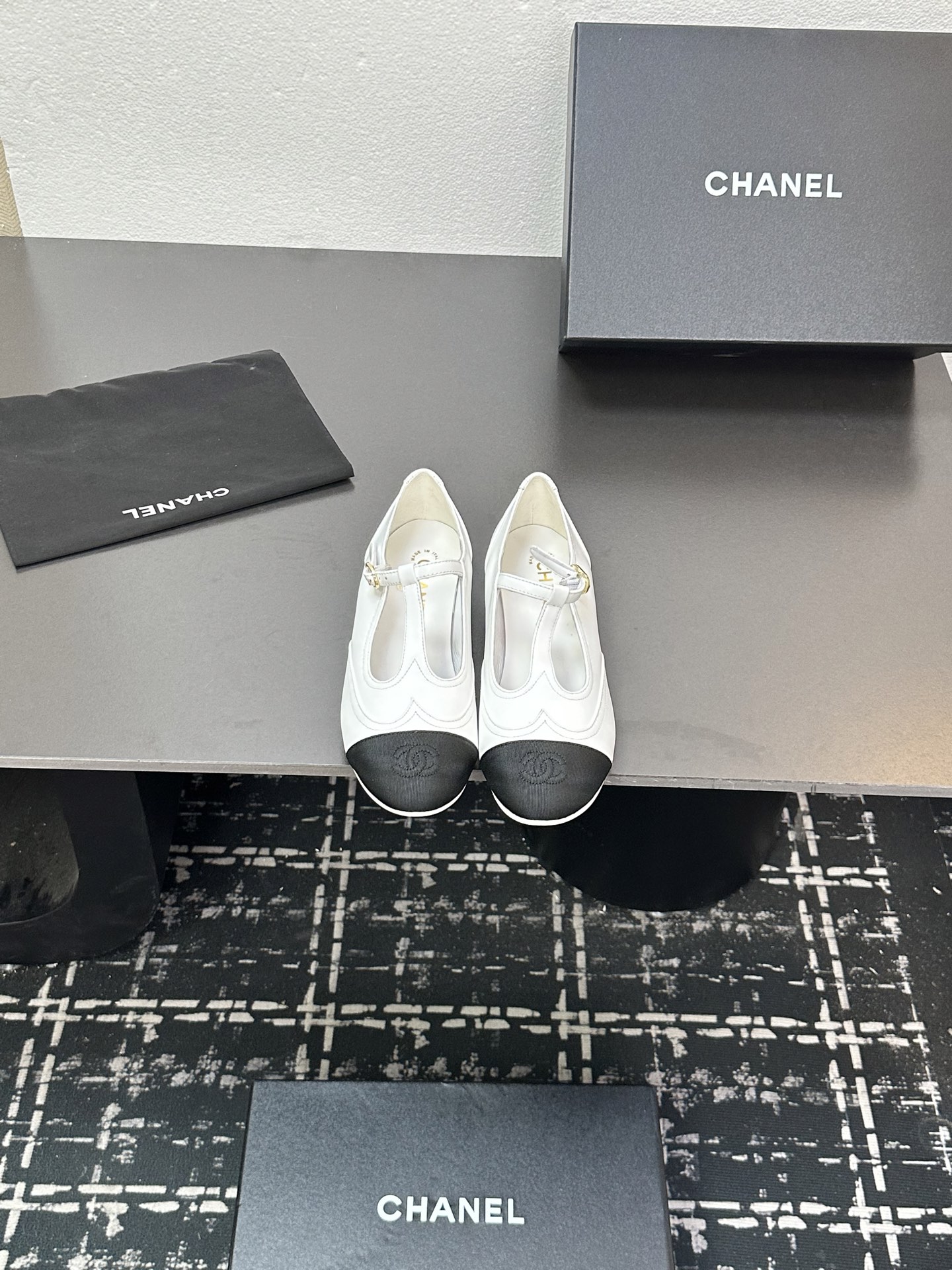 NO:447227,Chanel Xiaoxiang 25 new Mary Jane single shoes are perfect whether paired with pants or skirts. The small square head design is very good to modify the foot shape. A must-have for little fairies!  Top mixed-bred sheepskin in the inner lining, imported cowhide, size 35-39, single shoes, chanel, mary jane, skirts, cowhide, sheepskin19860909Chanel 小香25新品玛丽珍单鞋 无论搭配裤装还是裙装都是完美 小方头的设计很好的修饰脚型 小仙女们必备！ 内里顶级混种羊皮 意大利进口牛皮大底 码数 35-39,单鞋,chanel,mary jane,skirts,cowhide,sheepskin,Women's Shoes