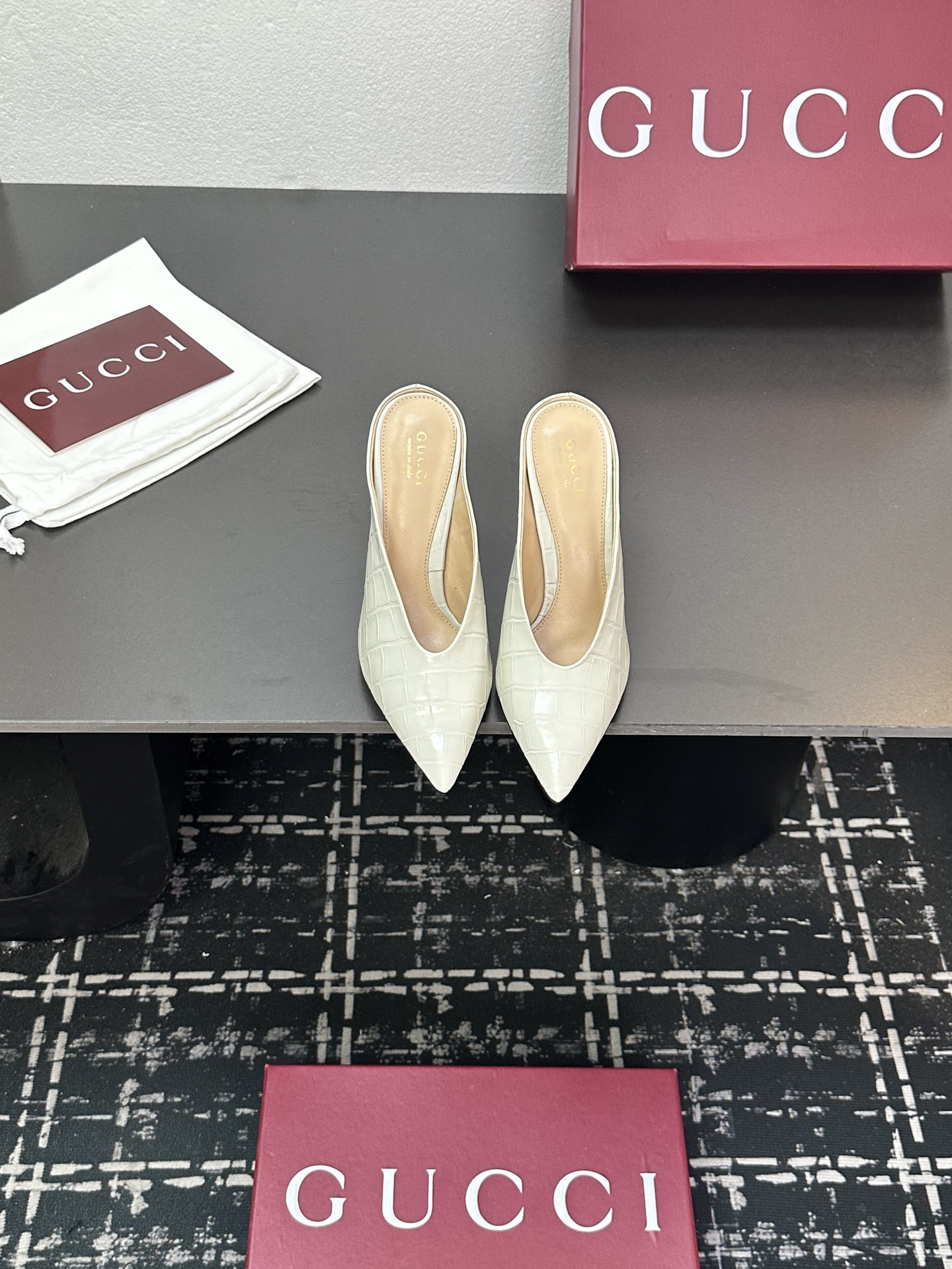 NO:447233,P GUCCi high-end boutique slippers 2025 Gucci early spring series GG crystal embellished diamond buckle braided sandals top purchasing quality!  The original version is replicated 1:1, and every detail has been carefully polished and carefully made. It can be compared with ZG, with the same quality as the ZG!  This braided sandal is made of shiny GG crystal gold interlocking double G hardware buckle embellished with fine cage upper, showing its imaginative style, with elegant feminine charm details to show femininity, creating a stunning new interpretation of works!  Original custom imported metal leather inner lining/foot pad imported sheepskin lining heel 10·5cm outsole Italian genuine leather sole Size 35-42 (41 42 custom made without return) Packaging full set of red original packaging., semi-torque high heels, gucci, gucci, sandals, high heels, slippers, sheepskin19860909P GUCCi高端精品 拖鞋2025古驰早春系列GG水晶缀饰钻扣编织带凉鞋顶级代购品质！原版1:1复刻,毎个细节皆经过精心打磨细腻制作.可与ZG对比如一,无二品质！ 这款编织带凉鞋由饰闪亮GG水晶金色互扣式双G五金扣点缀细带精致笼形鞋面制作而成,尽显天马行空风范,富有优雅女性魅力细节展现女性气质的理念,打造令人惊艳的作品焕新演绎！ 面料原版定制进口金属皮 内里/垫脚进口羊皮里 鞋跟10·5cm 大底意大利真皮底 尺码35-42（41 42定做不退换） 包装全套红色原包装.,半拖高跟鞋,gucci,gucci,sandals,high heels,slippers,sheepskin,Women's Shoes