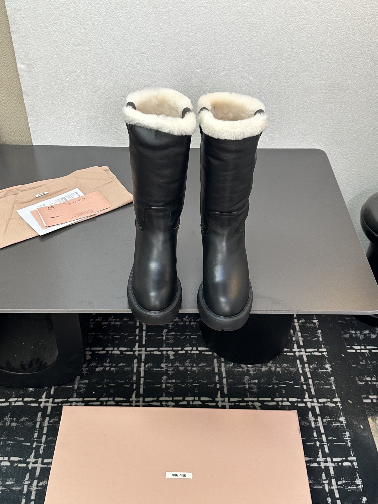 NO:446100,Miu miu double-ear thick-soled sleeve straight boots, full of winter atmosphere, don’t be afraid of freezing feet!  The most worth buying boots this year, no one!  Many internet celebrities have taken it. Miumiu is really cool and spicy this autumn and winter. The limited edition of autumn and winter is very difficult to buy in the counter. It looks very hard and is actually very soft and easy to wear!  Excellent feet feel!  The boots are wide and can be worn with thick legs and thin legs, and they can be loose and look straight!  !  Full of punk style!  Fabric: cowhide, inner wool, large sole, large sole, Size35-40 (40 custom, non-return, replacement), boots, miumiu, boots, cowhide19860909Miu miu 双耳厚底套筒直筒长靴 冬日氛围感十足 不怕冻脚啦！今年最值得入手的靴子 没有之一！超多网红明星上脚 miumiu今年秋冬确实泰酷辣 秋冬限定款 专柜非常难买 看着很硬的样子 其实非常软巨好穿！脚感超赞！ 靴筒宽大 不管腿粗腿细 都能穿出宽松感而且非常显腿直！！朋克风十足！ 面料:牛皮 内里羊毛 大底大泡大底 Size35-40（40定制不退换）,靴子,miumiu,boots,cowhide,Women's Shoes