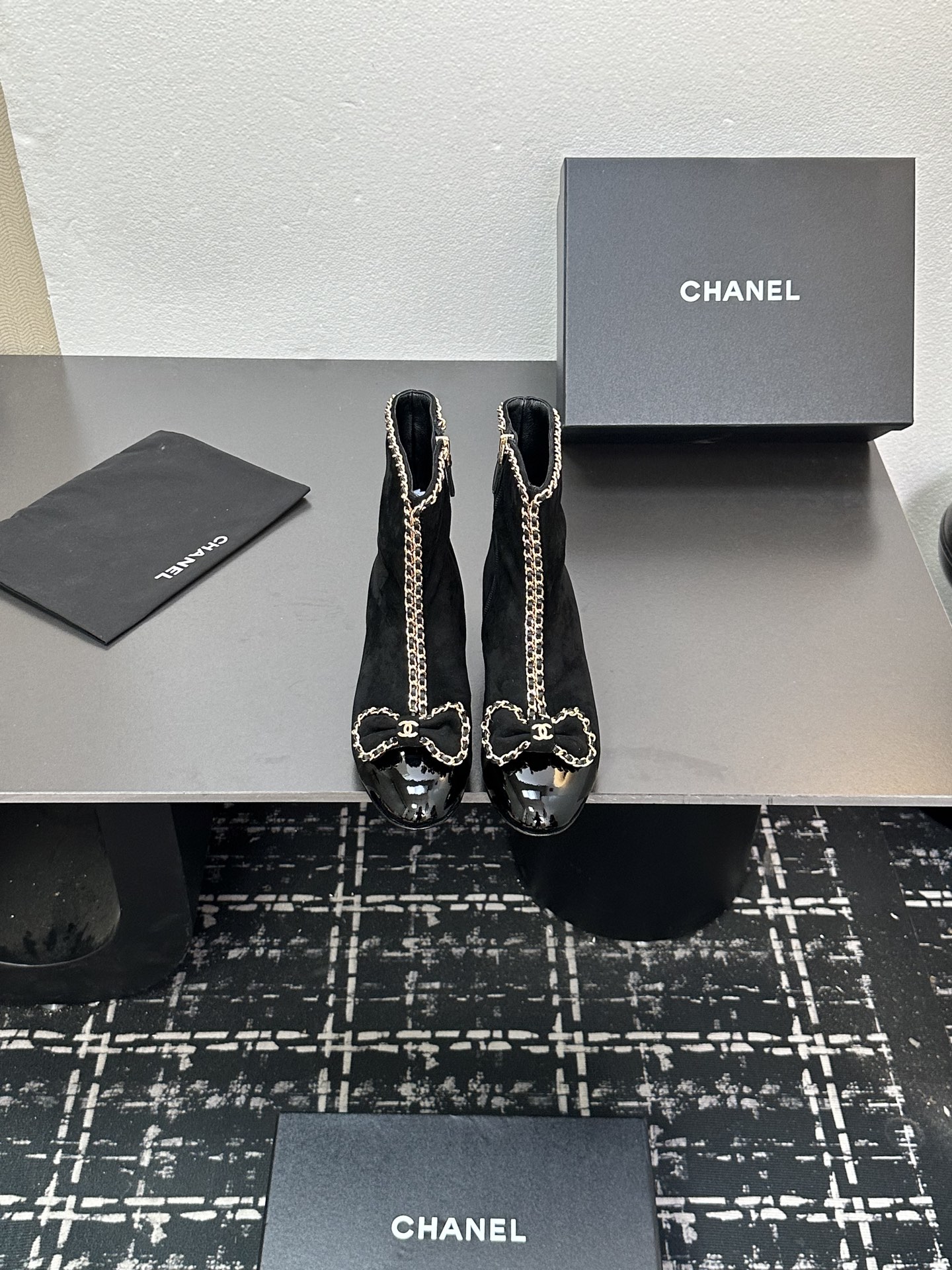 NO:447222,CHANE*｜Xiaoxiang 24P Chain Bow Thick Heel Short Boots This season's King of Fried Divine Style Xiangjia Classic Bow Chain Elements, a stylish item!  The shape is three-dimensional and full, and it is very handsome!  Whoever wears it falls in love with it!  It's really worth buying!  The fabric is imported calfskin, the inner foot pads are all sheepskin imported Italian cowhide sole Size35-39 (customized on 40/41), boots, chanel, chanel, boots, cowhide, sheepskin19860909CHANE*｜小香24P链条蝴蝶结粗跟短靴 本季王炸神款香家经典蝴蝶结链条元素,时髦感十足的单品！造型立体饱满,帅气十足！谁穿谁爱上！真的值得入手！ 面料采用进口小牛皮 内里垫脚均为羊皮 意大利进口牛皮大底 Size35-39（40/41定制）,靴子,chanel,chanel,boots,cowhide,sheepskin,Women's Shoes