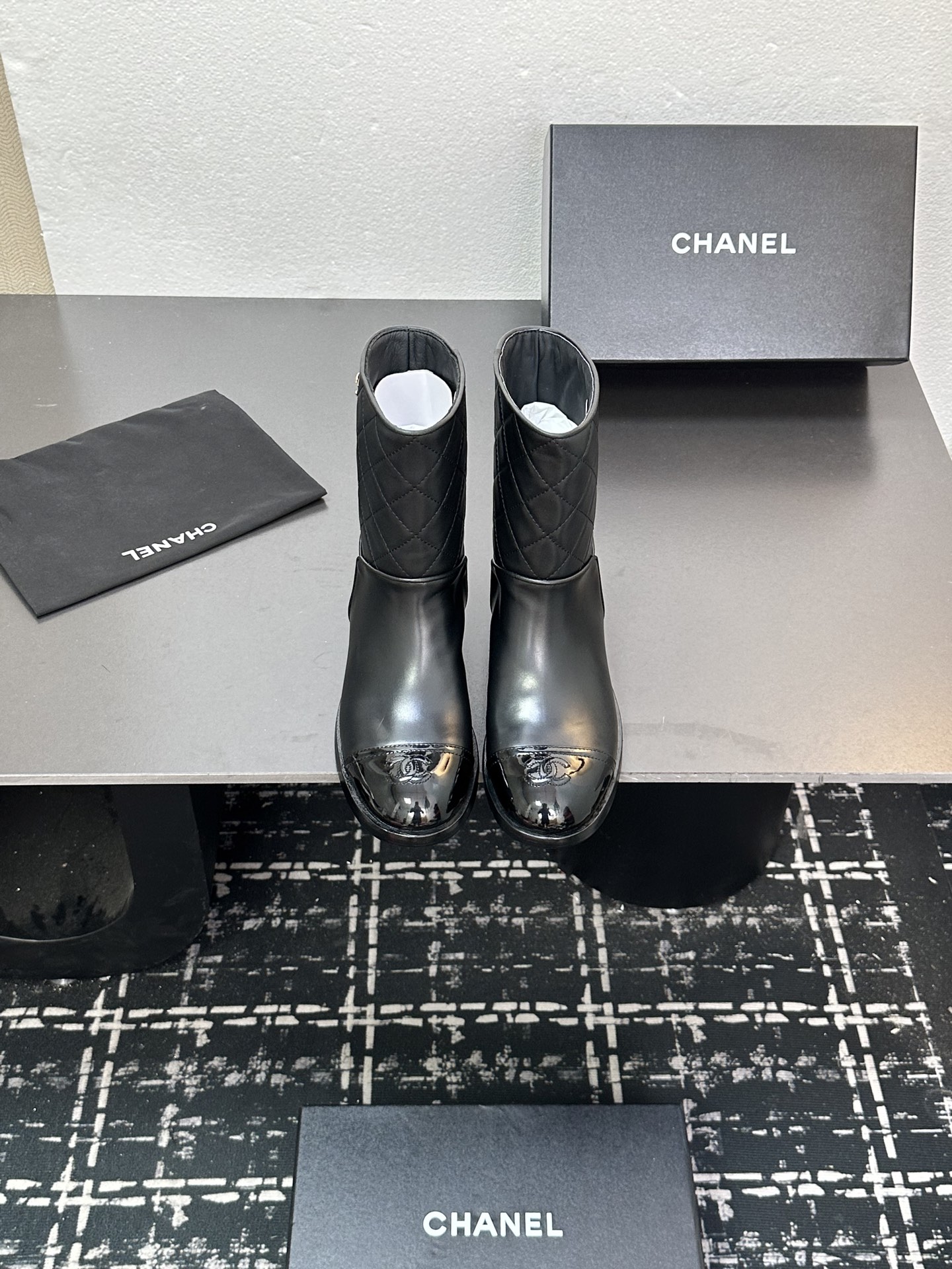 NO:440649,2025 Little Flavor Short Boots, a must-have item for this autumn and winter!  !  Chanel's hot short boots in autumn and winter, Xiaohongshu is highly recommended, and it looks good no matter how you match it. It is a must-have for fashionable things. Chanel's women love simple but irresistible matching to show unique styles of dressing, free mixing and matching are shining in place and keep up with the fashionable pace of Grandma Xiang!  !  !  Exquisite details enlarge the original mold opening hardware buckle. Top version purchasing level is created ★The upper is made of top layer cowhide, sheepskin footbed, Italian leather outsole. Size 35-39 (ordered by 40/41), boots, chanel, boots, cowhide, sheepskin, Leather soles198609092025小香短靴,本季秋冬季必备单品！！ 香奈儿秋冬重工爆款短靴 小红书力推款,怎么搭配都好看,时髦精必备,香奈儿女士钟爱简约又难以抗拒搭配展现与众不同的穿搭风格、自由混搭闪耀到位跟紧香奶奶时尚步伐！！！精致细节放大看原版开模五金扣 顶级版本代购级别打造★鞋面采用头层牛皮,羊皮垫脚,意大利真皮大底 码数35-39（40/41订）,靴子,chanel,boots,cowhide,sheepskin,Leather soles,Women's Shoes