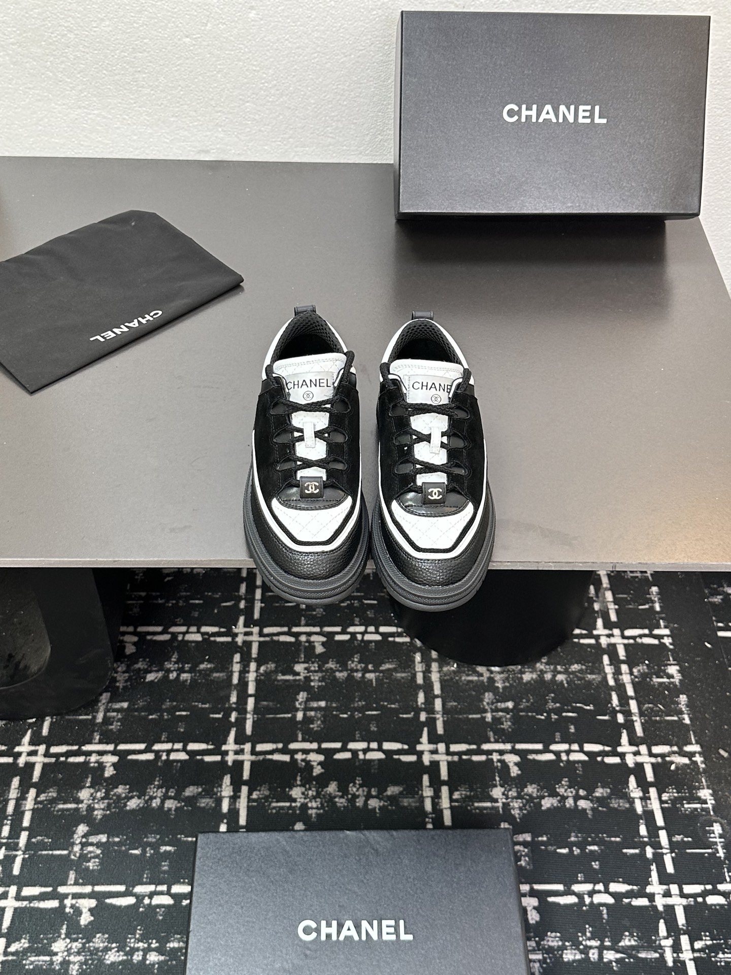 NO:446131,size: 35-40 (41 custom made without return or exchange) Chanel Chanel 2025C Milan catwalks thick-soled sneakers Xiaoxiang's early spring vacation new style Double C square round-toe lace-up casual shoes Trendy shoes This style is definitely the hottest existence of Xiaoxiang this season. You can't buy the series in the counter. I wish you could wear it on the feet. It's easy to wear and personality. Different from the previous style. There is no big logo. Low-key and high-end feel. The softness of the square-toe diamond with light British style is perfectly integrated. There is a feeling of 11 more than 3. Classic contrasting color matching. Outstanding and not abrupt. Matching. Shorts, denim, trendy clothing. The fashion sense instantly improves several levels. The upper cowhide and cowhide. The inner breathable mesh is the original open-molded sole.  Heel high, casual shoes/sports shoes, chanel, chanel, sneakers, skirts, shorts, cowhide19860909size: 35-40(41定做不退不换) Chanel香奈儿 2025C 米兰走秀爆款厚底运动鞋 小香早春度假新款 双C方圆头系带休闲鞋 潮鞋 此款绝对是小香这一季最火的存在 专柜根本就买不到系列 恨不得焊在脚上系列 好穿又个性 跟以往风格不同 没有大大的Logo 低调且高级感满满 轻英伦风的方头菱格的柔和 完美的融合在一起 有一种11大于3的感觉 经典的撞色搭配 出彩且不突兀 搭配 短裙 短裤 牛仔 潮服 时尚感瞬间提升好几个档次 鞋面牛皮拼接牛反绒 内里透气网面 鞋底原版开模大底 跟高,休闲鞋/运动鞋,chanel,chanel,sneakers,skirts,shorts,cowhide,Women's Shoes