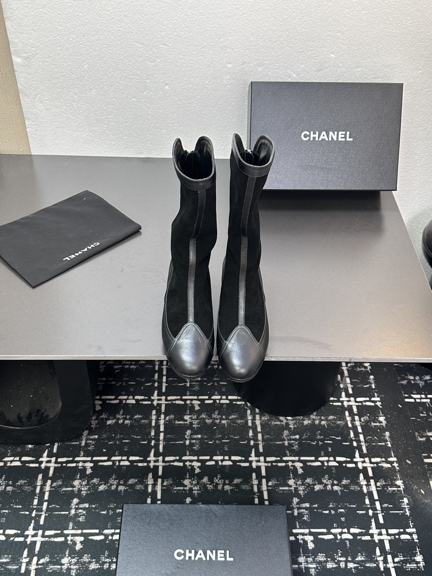 NO:446124,Little fragrance short boots, a must-have item for this autumn and winter!  !  Chanel's hot short boots in autumn and winter, Xiaohongshu is highly recommended, and it looks good no matter how you match it. It is a must-have for fashionable things. Chanel's women love simple but irresistible matching to show unique styles of dressing, free mixing and matching are shining in place and keep up with the fashionable pace of Grandma Xiang!  !  !  Exquisite details enlarge the original mold opening hardware buckle. Top version purchasing level is created ★The upper is made of cowhide, sheepskin footbed, Italian leather outsole. Heel height 3 cm. Size 35-39 (40/41 order), boots, chanel, boots, cowhide, sheepskin, Leather soles19860909小香短靴,本季秋冬季必备单品！！ 香奈儿秋冬重工爆款短靴 小红书力推款,怎么搭配都好看,时髦精必备,香奈儿女士钟爱简约又难以抗拒搭配展现与众不同的穿搭风格、自由混搭闪耀到位跟紧香奶奶时尚步伐！！！精致细节放大看原版开模五金扣 顶级版本代购级别打造★鞋面采用牛皮反绒,羊皮垫脚,意大利真皮大底 跟高3厘米 码数35-39（40/41订）,靴子,chanel,boots,cowhide,sheepskin,Leather soles,Women's Shoes