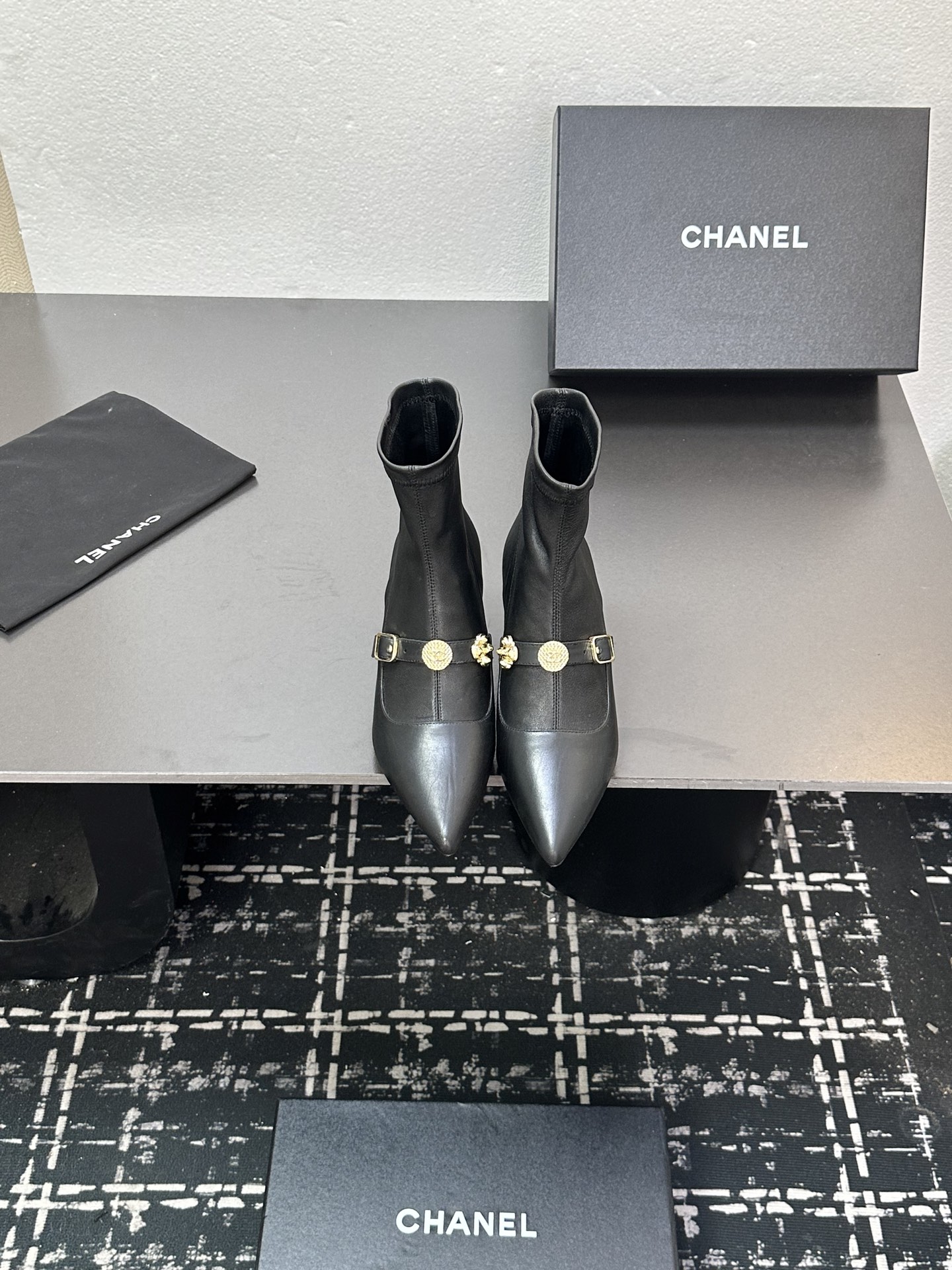 NO:446117,CHANE*｜Xiaoxiang 24B autumn and winter new high-heeled bow sock boots!  This season's must-have items for the goddess of the king. The characteristics of socks and boots are comfortable to wear and slim your legs. No matter what leg shape you can cover it. It's super easy to match with clothes. It makes your feet look thin and beautiful!  The upper is made of calf patent leather spliced ​​and wool thread. The foot pads are all sheepskin inside. Italian imported cowhide sole size35-39 (customized on 40/41), boots, chanel, boots, cowhide, sheepskin, socks19860909CHANE*｜小香24B秋冬新品高跟蝴蝶结袜子靴！ 本季王炸神款女神必备单品 袜子靴的特点就是穿着舒适瘦腿 不管什么腿型都能包得住 超好搭配衣服 巨显脚瘦 美惨了！ 鞋面是小牛漆皮拼接飞织羊毛线 垫脚内里均为羊皮 意大利进口牛皮大底 size35-39（40/41定制）,靴子,chanel,boots,cowhide,sheepskin,socks,Women's Shoes