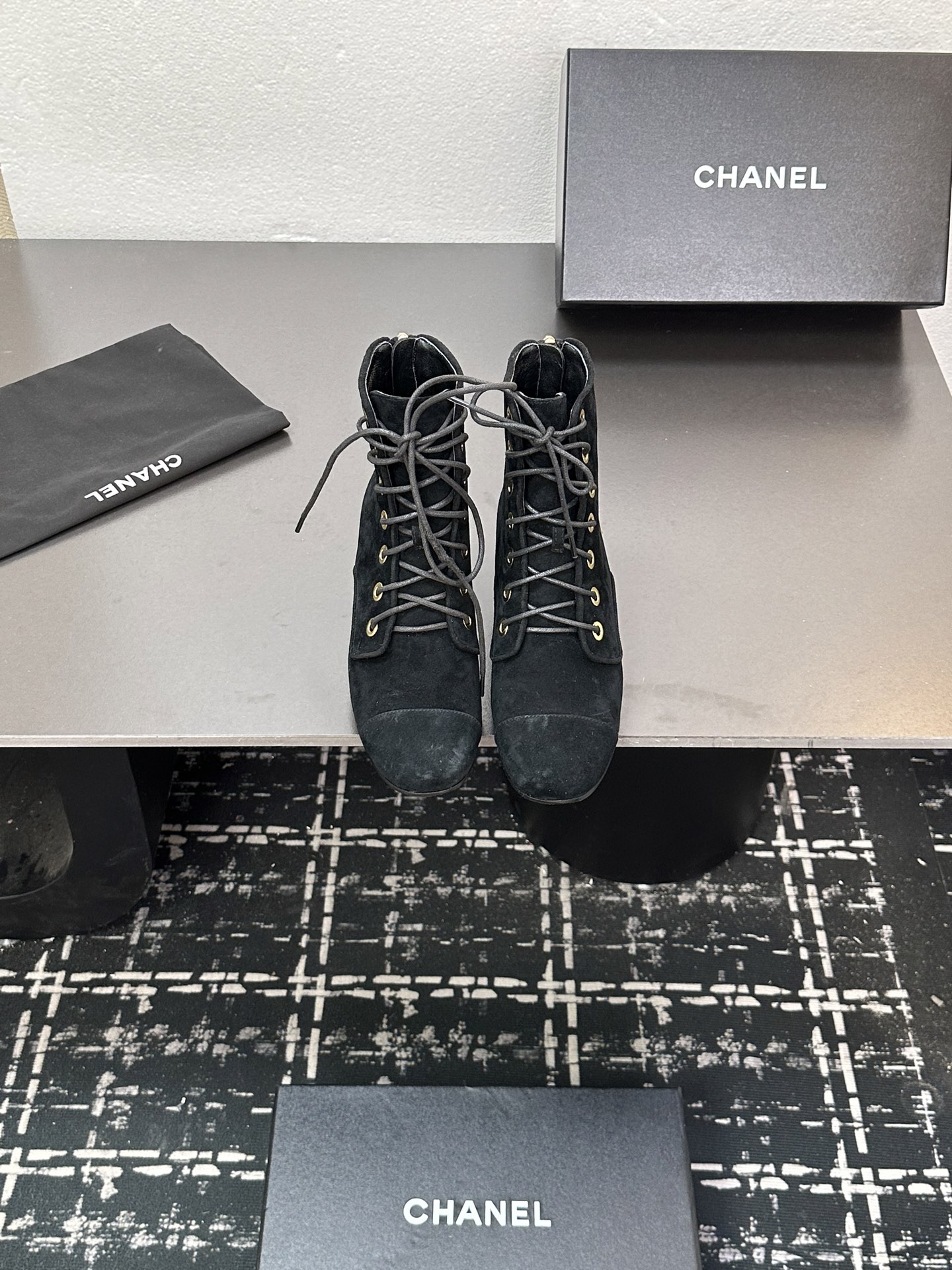 NO:446110,CHANE*｜Xiaoxiang 24B new product, double C color-blocking thick heel short boots, upper is made of imported lambskin material, inner foot pads are all silk sheepskin, Italian imported leather sole Size35-39 (customized on 40/41), boots, chanel, boots, sheepskin, Leather soles19860909CHANE*｜小香24B新品 双C拼色粗跟短靴 鞋面采用进口小羊皮材质 内里垫脚都是丝绸羊皮 意大利进口真皮大底 Size35-39（40/41定制）,靴子,chanel,boots,sheepskin,Leather soles,Women's Shoes