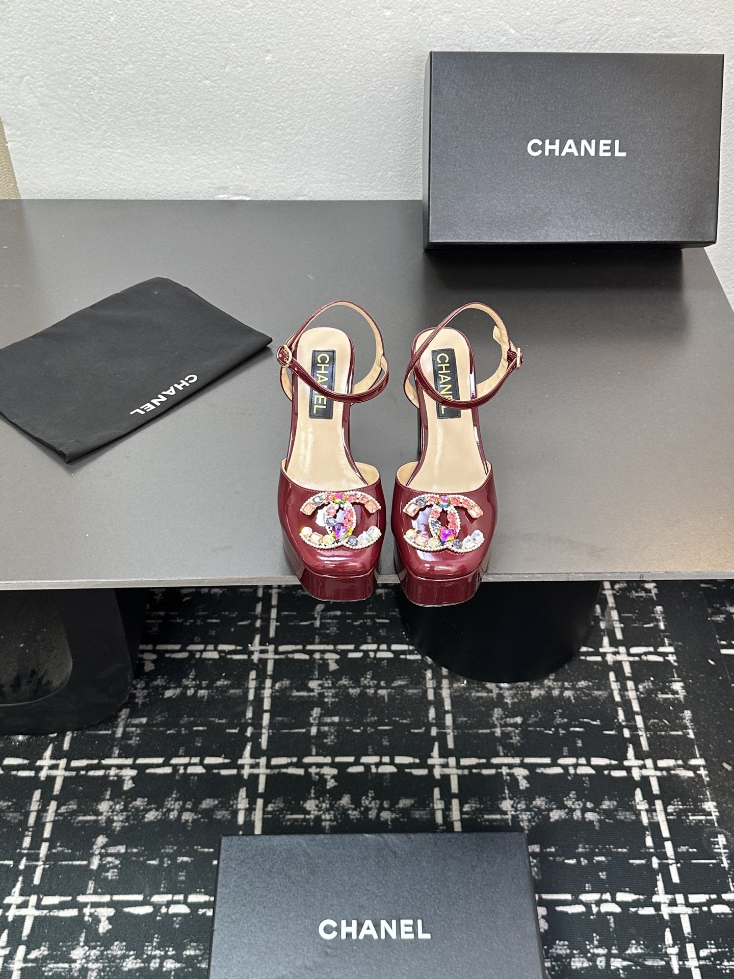 NO:446102,2025★★★★★★ Many celebrities are here to watch, a versatile series that domestic and foreign bloggers are popular. A must-have for spring and summer wardrobe matching. Sandals are the first choice. Diamond buckle, upper patent leather lining: imported crystal sheepskin lining, original mold-open custom leather sole, shoe size: 35-39 (40, 41, custom made, no return or exchange) Delivery luxury latest counter synchronous packaging, high heels, sandals, high heels, sheepskin198609092025★★★★★ 众多明星网红上脚,国内外博主刷爆的一个百搭系列,春夏衣橱搭配必备 凉鞋首选.钻石扣 鞋面漆皮  内里: 进口水晶羊皮内里 大底原版开模定制真皮底 鞋码: 35-39（40、41、定做不退换） 配送豪华最新专柜同步包装,高跟鞋凉鞋,sandals,high heels,sheepskin,Women's Shoes