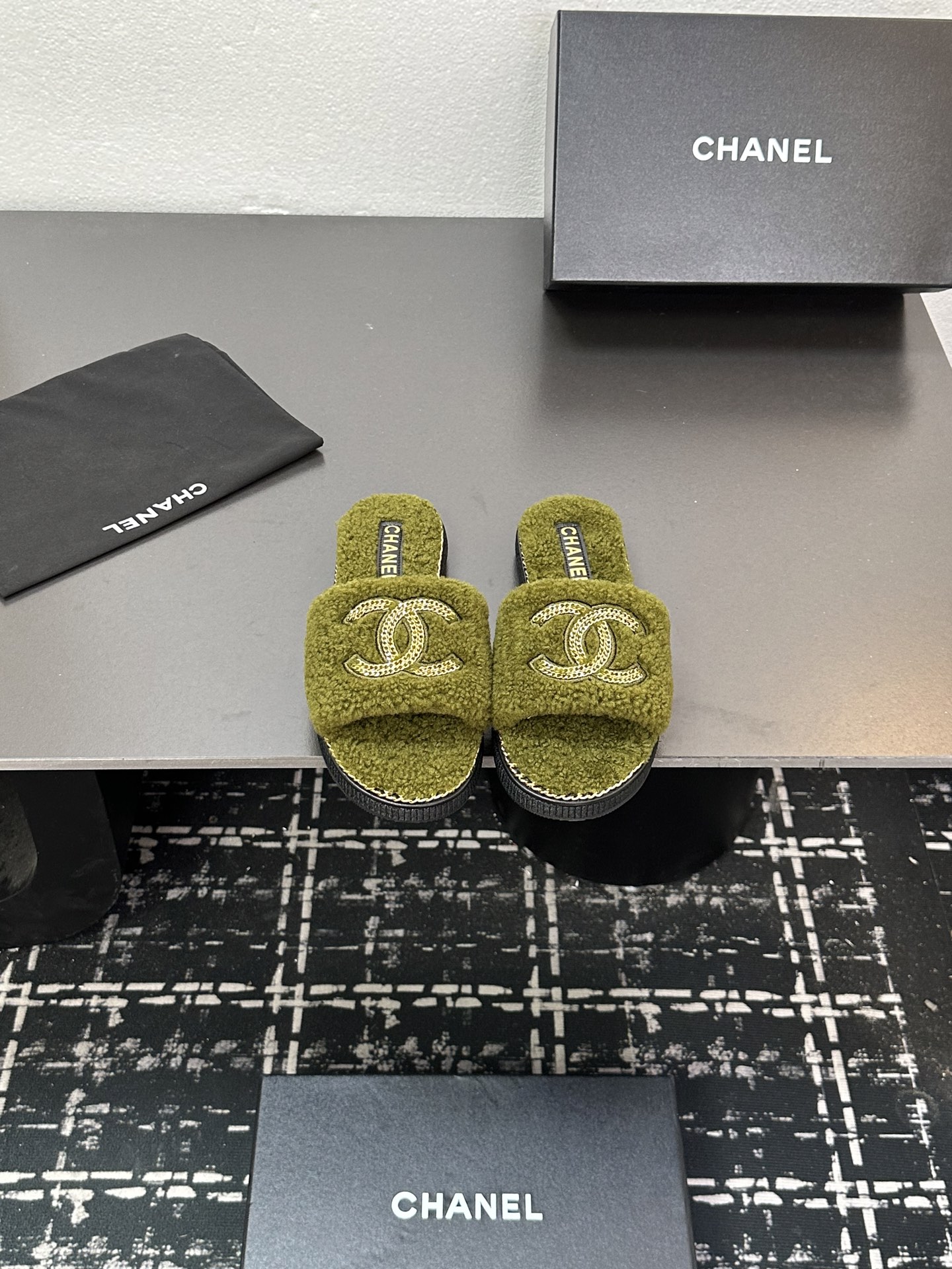 NO:443571,CHANE* ｜Xiaoxiang classic double C chain buckle thick-soled fur slippers This fur slipper is really cute~ Soft and fluffy fur, comfortable and warm feet! 5cm thick sole, heightening and long legs! It is casual and lazy with socks in autumn and winter. It looks beautiful and fashionable! Beautiful and beautiful! Imported Australian real wool, delicate and soft and silky feel Original open mold rubber sole Size35-39 (customized by 40/41), fur shoes, chanel, slippers, socks19860909CHANE* ｜小香经典双C链条扣厚底毛毛拖鞋 这款毛拖真的是真太可爱了～ 柔软蓬松的毛毛,舒服暖脚! 5cm的厚底,增高显腿长! 秋冬搭配袜子休闲又慵懒 上脚真的好看又时髦!美腻美爆了! 进口澳洲真羊毛,手感细腻柔软丝滑 原版开模橡胶底 Size35-39（40/41定制）,毛毛鞋,chanel,slippers,socks,Women's Shoes