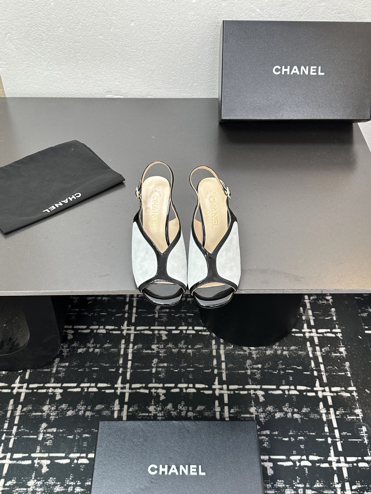 NO:446085,Chanel 25K new fish mouth handicrafts series classic fish mouth double Clogo design ~ cowhide upper, inner sheepskin, leather outsole, heel height 8.5 Size: 35-39 Other sizes customized, high heels, sandals, chanel, sandals, high heels, cowhide, sheepskin, Leather soles19860909Chanel 25K新款鱼嘴手工坊系列 经典鱼嘴双Clogo设计～ 鞋面牛皮 内里羊皮 真皮大底 跟高8.5 Size:35-39 其他码数定做,高跟鞋凉鞋,chanel,sandals,high heels,cowhide,sheepskin,Leather soles,Women's Shoes